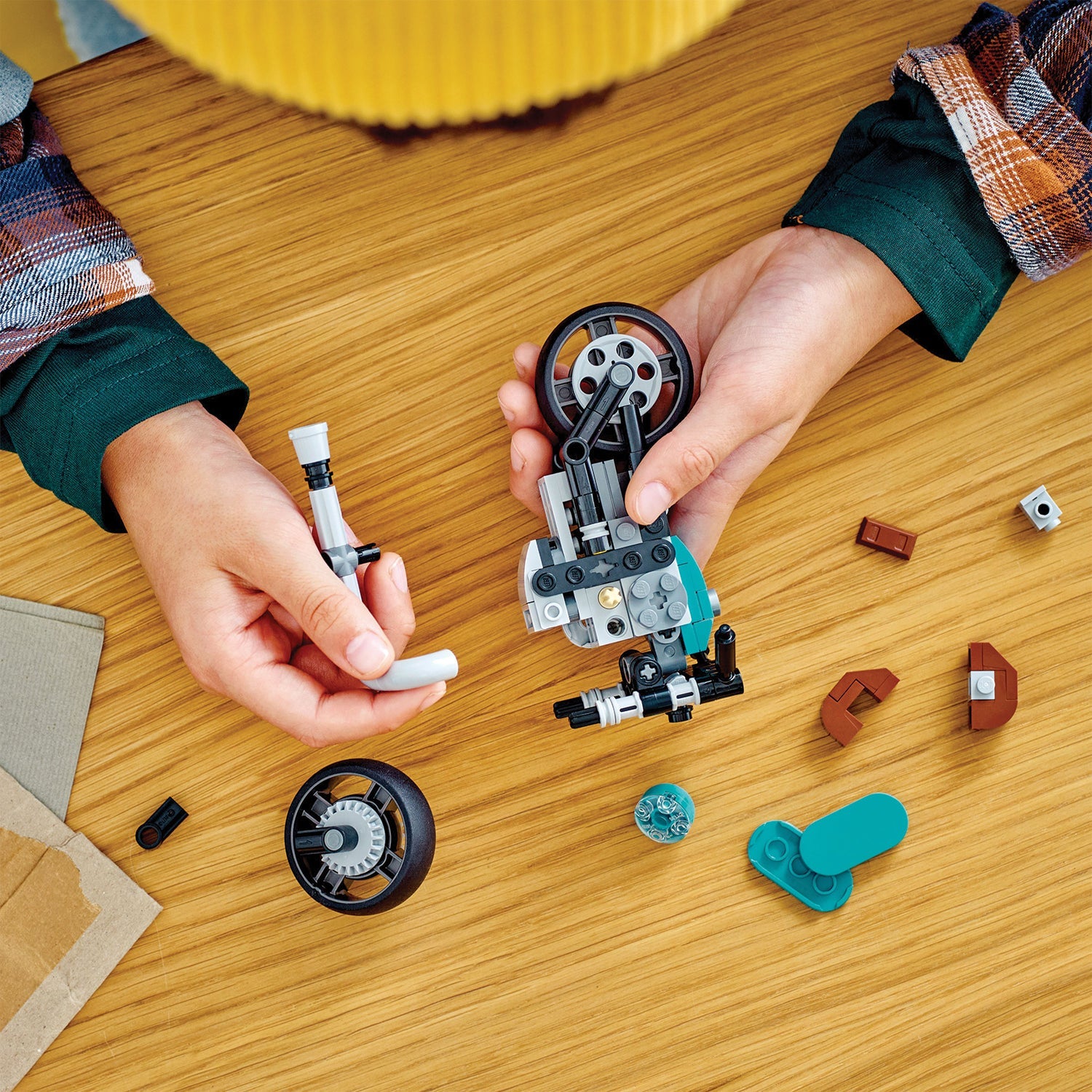 LEGO® Creator 3-in-1 Vintage Motorcycle (31135) - Đồ chơi lắp ráp xe mô tô cổ điển 3 trong 1 - LEGO - Góc nhìn khác 3