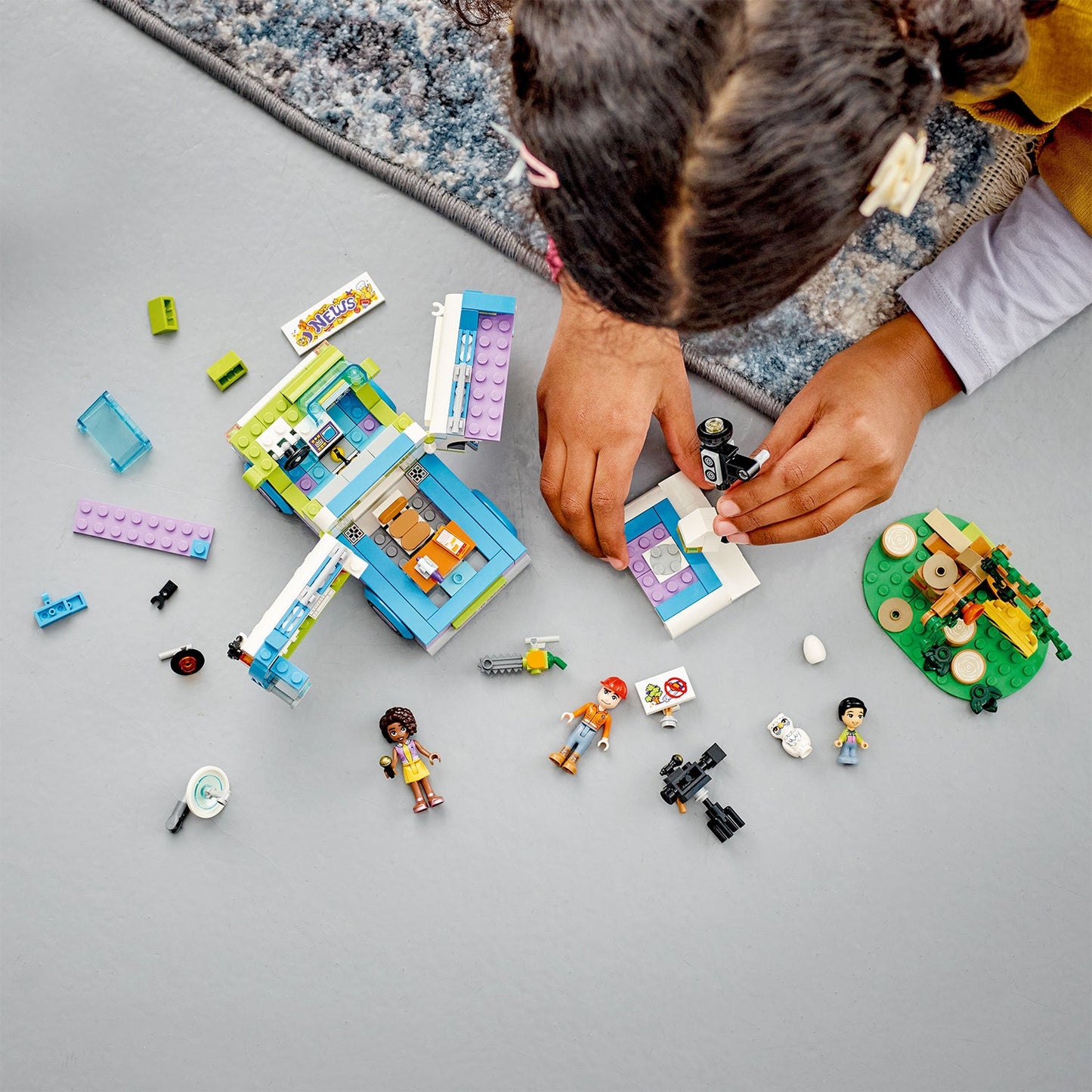 LEGO® Friends™ Newsroom Van - Bộ Đồ Chơi Xe Tin Tức - 41749 - Hình ảnh bổ sung 4