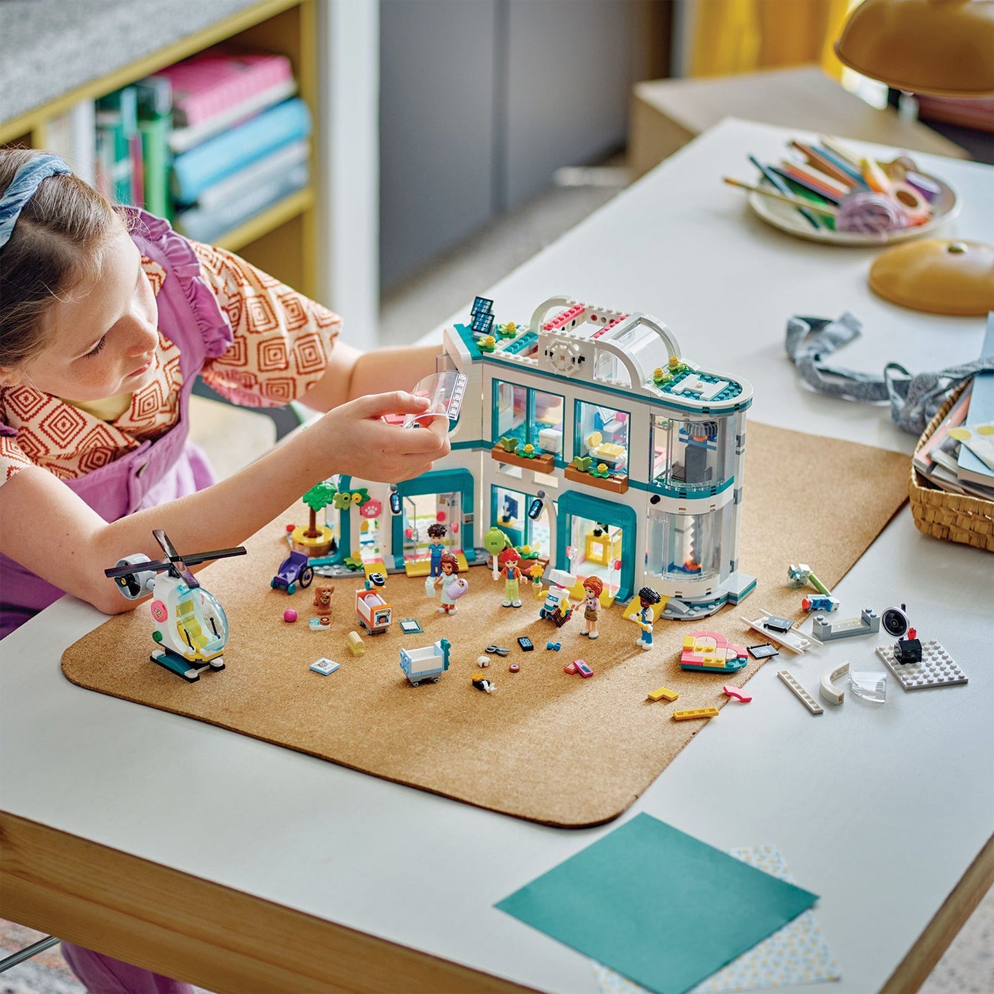 LEGO® Friends™ Heartlake City Hospital - Đồ chơi lắp ráp Bệnh viện Thành phố Heartlake - LEGO 42621 - Góc nhìn khác 3