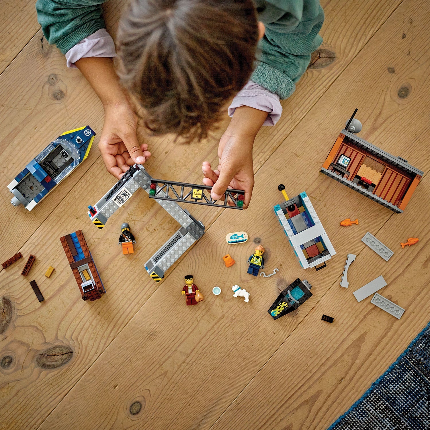 LEGO® City Police Speedboat and Crooks’ Hideout - Bộ Lắp Ráp Ca Nô Cảnh Sát và Hang Ổ Tội Phạm - LEGO 60417 - Góc nhìn khác 3