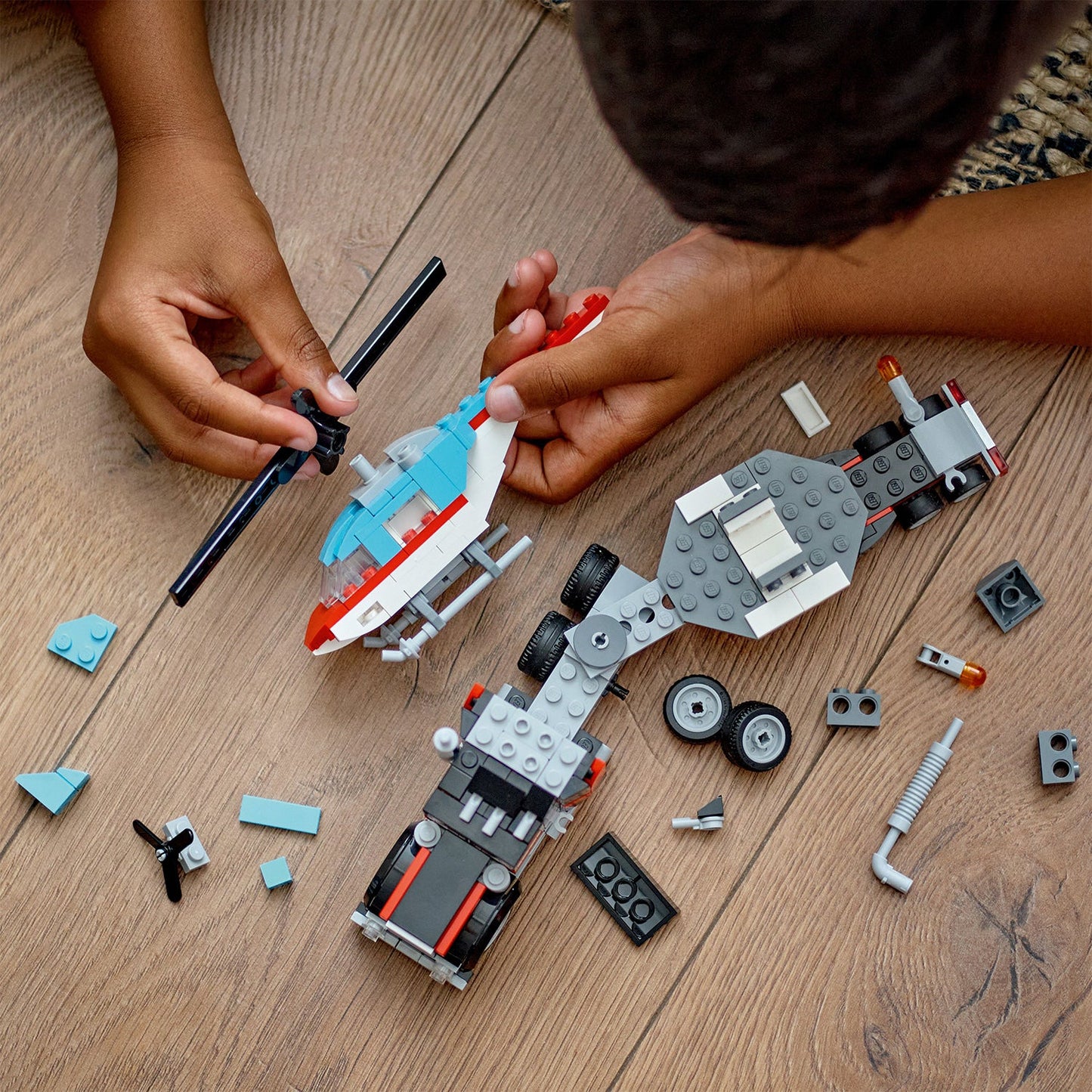 LEGO® Creator 3-in-1 Flatbed Truck with Helicopter - Đồ chơi lắp ráp Xe Tải Phẳng và Trực Thăng - LEGO 31146 - Góc nhìn khác 3