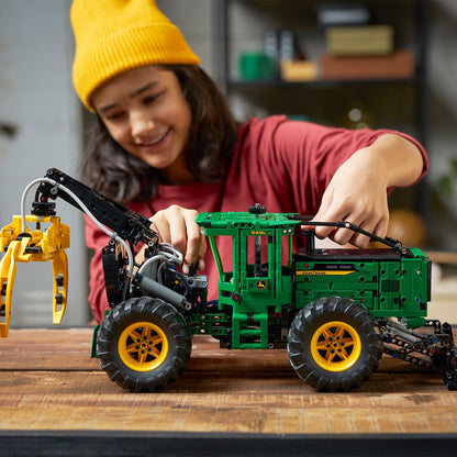 LEGO® Technic™ John Deere 948L-II Skidder - Mô Hình Xe Kéo Gỗ Kỹ Thuật LEGO 42157 - Góc nhìn khác 3