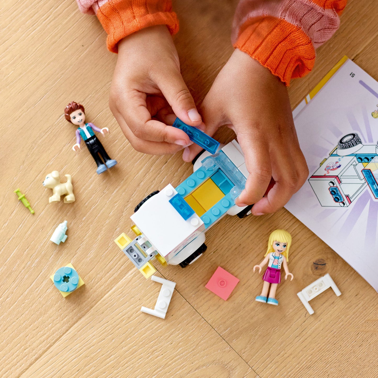 LEGO® Friends™ Pet Clinic Ambulance - Xe Cứu Thương Thú Cưng - 41694 - Góc nhìn khác 3