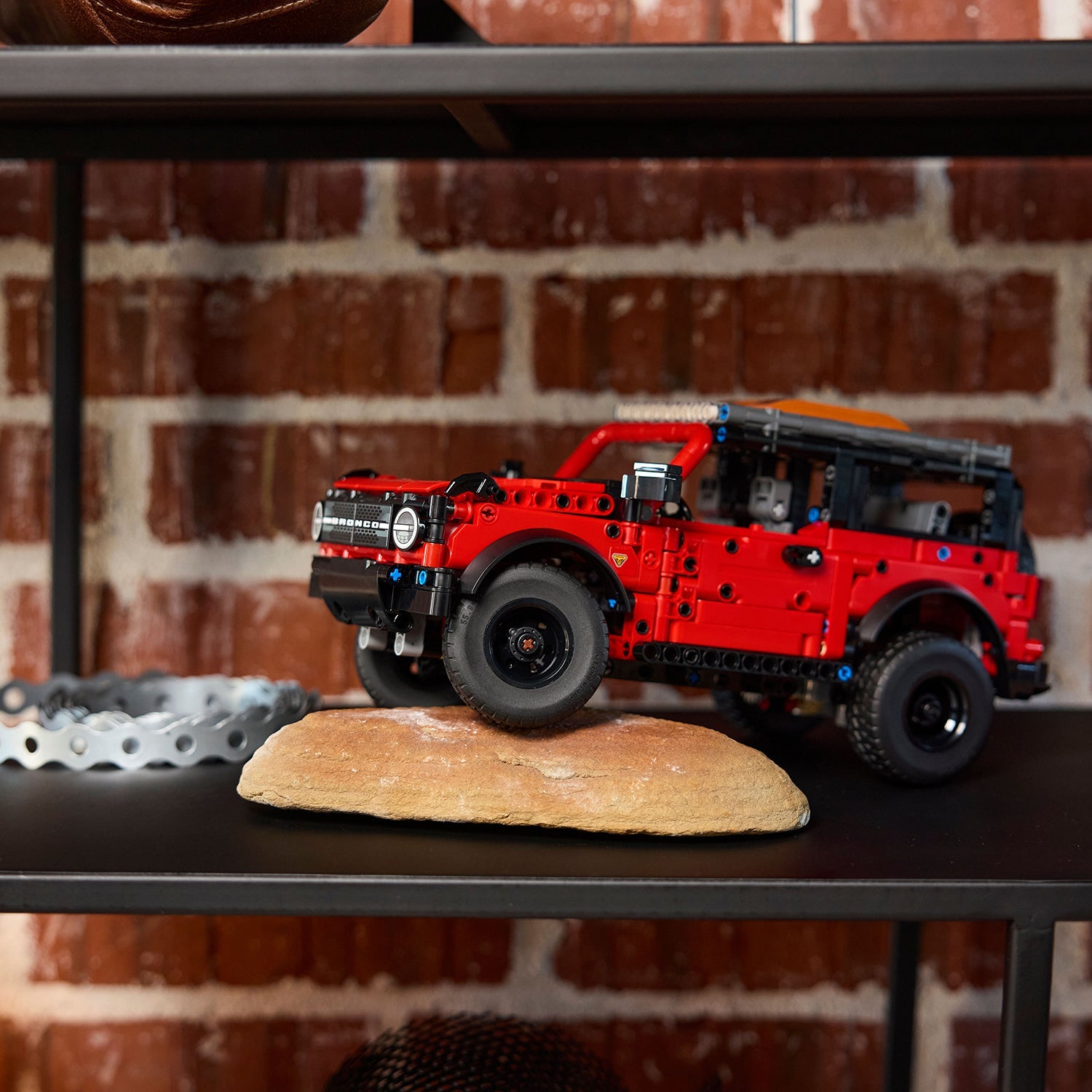 LEGO® Technic Ford Bronco® SUV - Đồ Chơi Lắp Ráp Xe Địa Hình - LEGO 42213 - Hình ảnh bổ sung 7