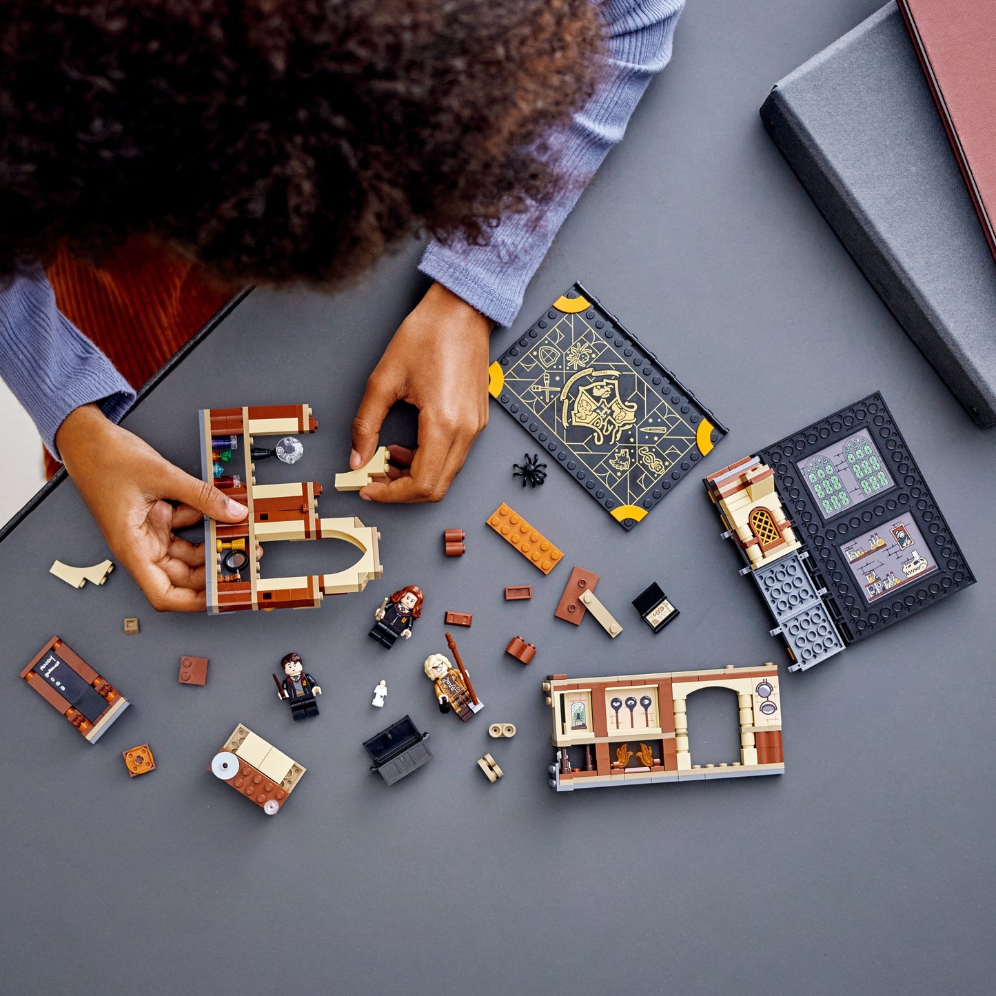 LEGO® Harry Potter™ Hogwarts™ Moment: Defence Class - Bộ Lắp Ráp Lớp Học Phòng Chống Nghệ Thuật Hắc Ám - LEGO 76397 - Hình ảnh bổ sung 5