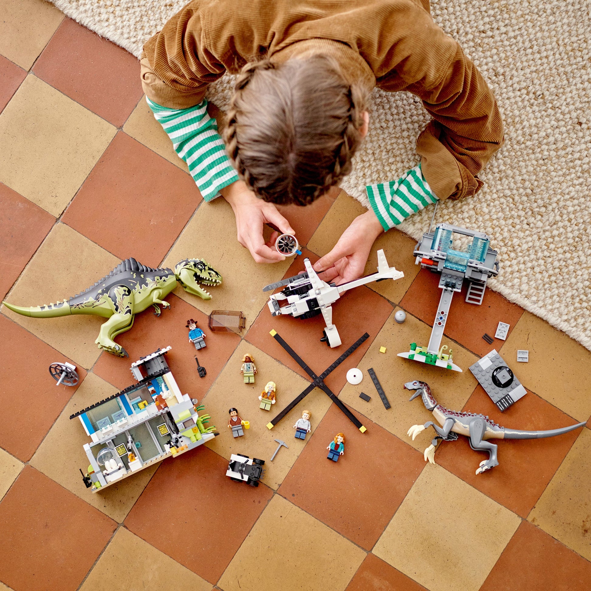 LEGO® Jurassic World Giganotosaurus and Therizinosaurus Attack - Bộ Đồ Chơi Lắp Ráp Khủng Long 76949 - LEGO - Hình ảnh bổ sung 4