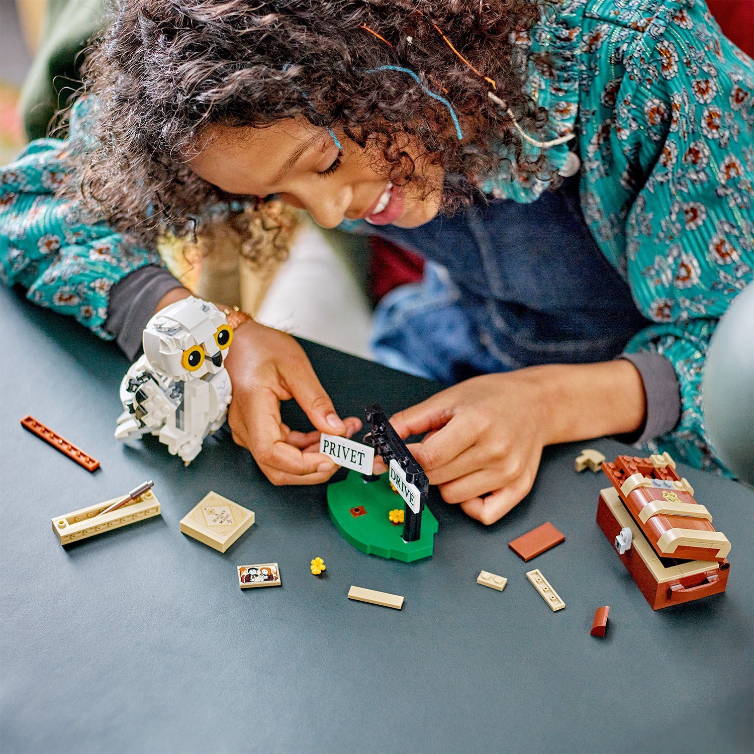LEGO® Harry Potter™ Hedwig™ at 4 Privet Drive - Mô hình lắp ráp Cú Hedwig 76425 - LEGO - Góc nhìn khác 3