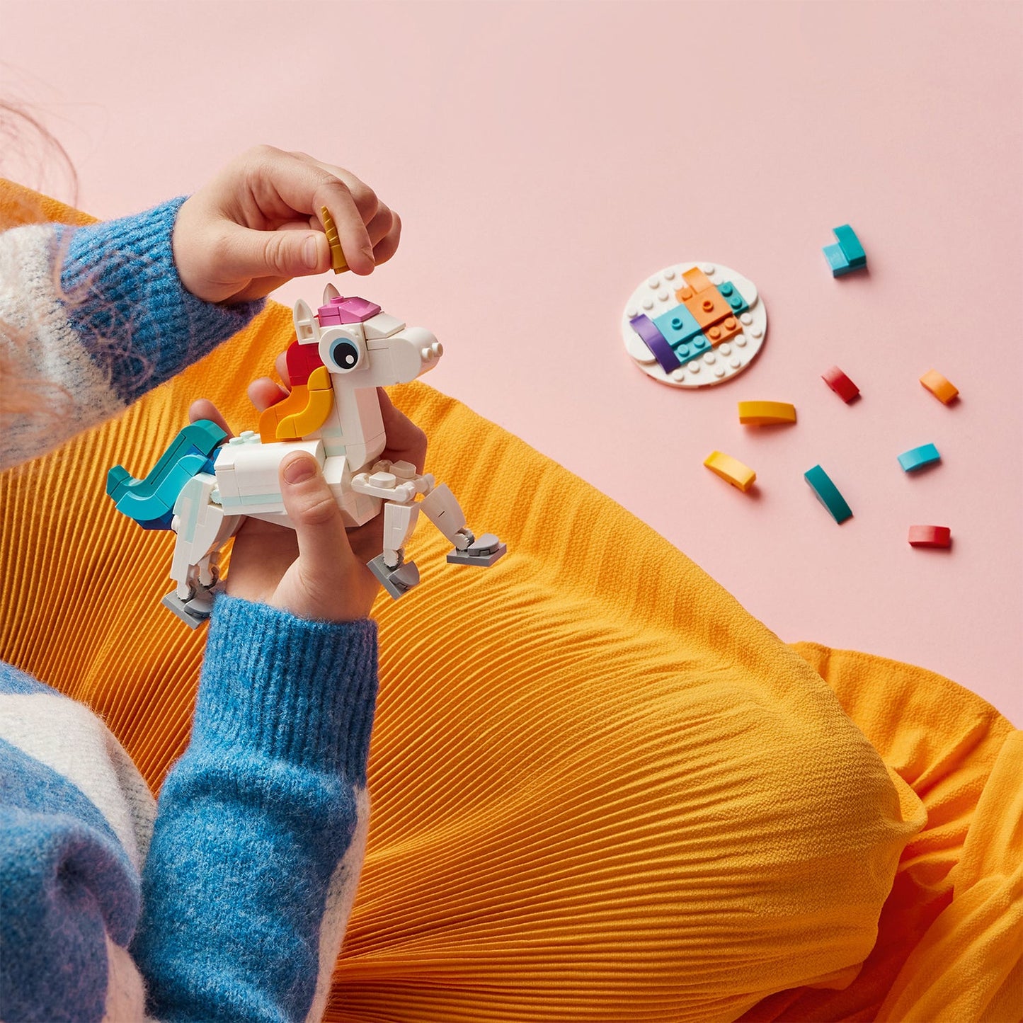 LEGO® Creator 3-in-1 Magical Unicorn - Bộ Lắp Ráp Kỳ Lân Phép Thuật - LEGO 31140 - Góc nhìn khác 3