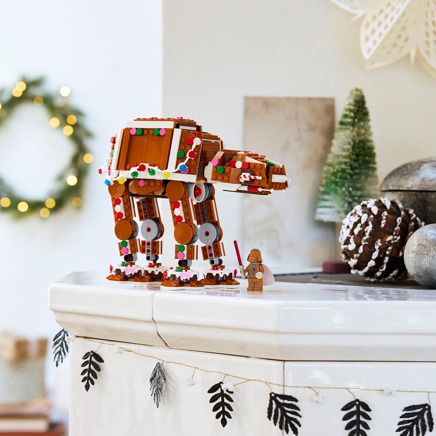 LEGO® Star Wars™ Gingerbread AT-AT™ Walker - Bộ Lắp Ghép Robot Bánh Gừng Giáng Sinh - LEGO 40806 - Góc nhìn khác 3