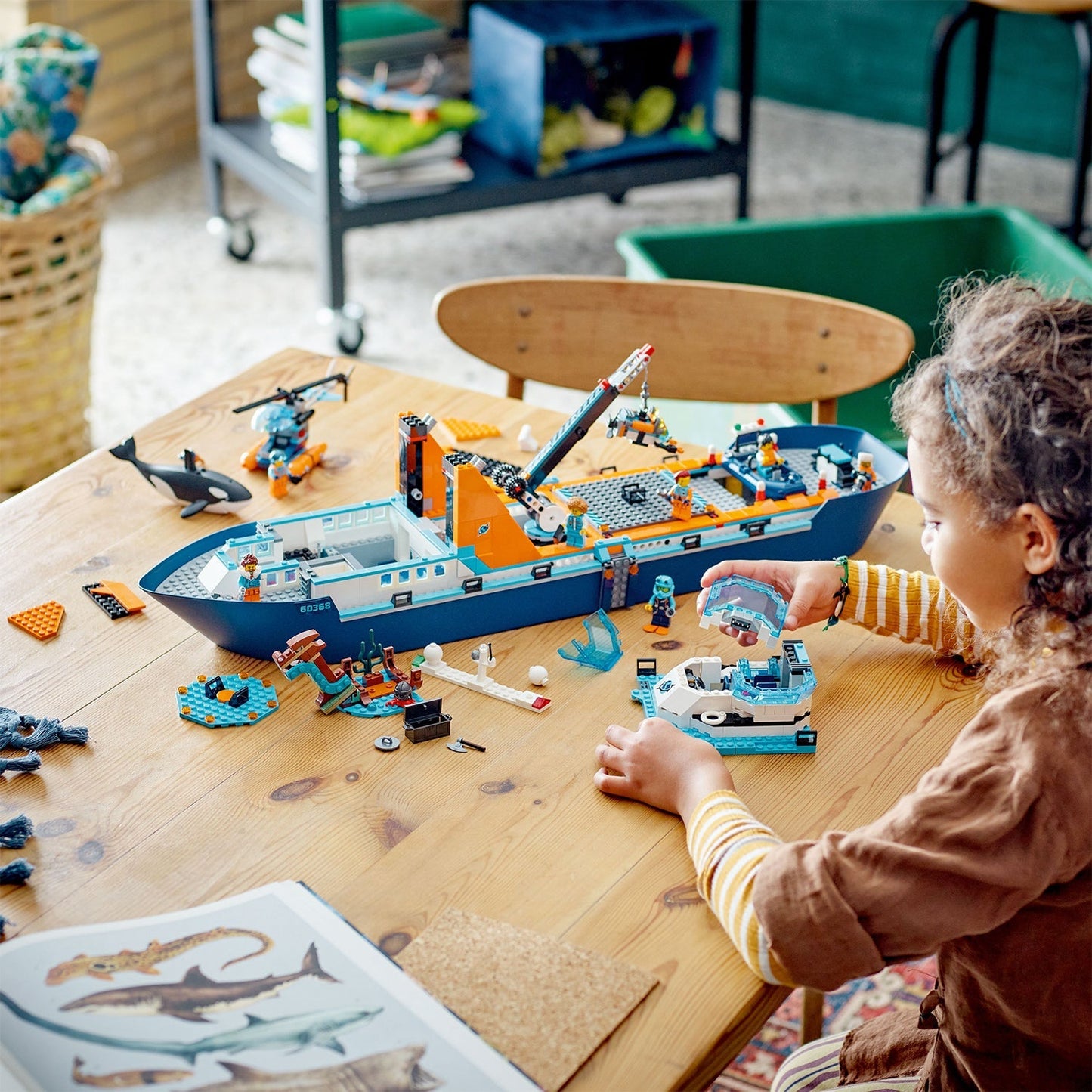 LEGO® City Arctic Explorer Ship - Bộ Đồ Chơi Tàu Thám Hiểm Bắc Cực - LEGO 60368 - Góc nhìn khác 3