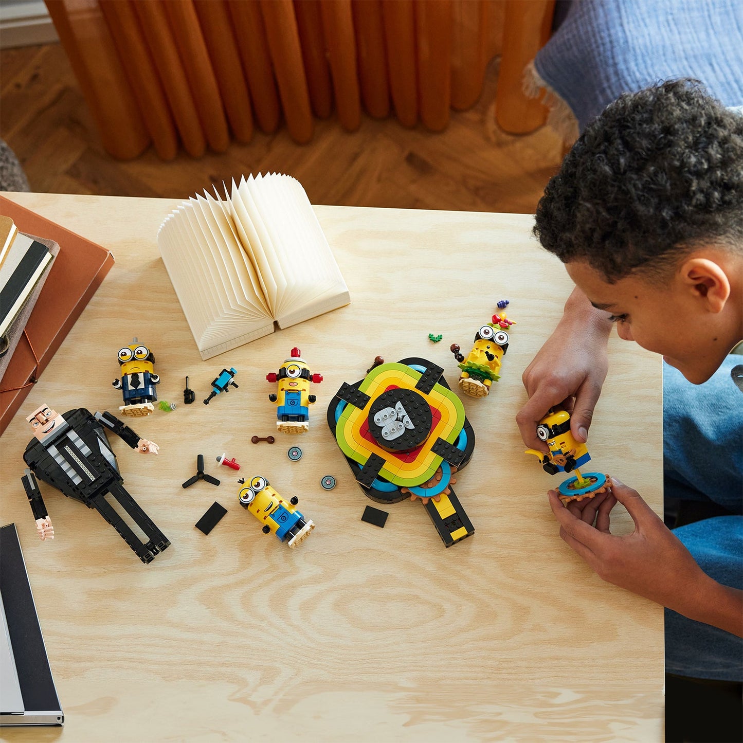 LEGO® Despicable Me 4 Brick-Built Gru and Minions - Bộ lắp ráp mô hình Gru và Minions nhảy múa - LEGO 75582 - Góc nhìn khác 3