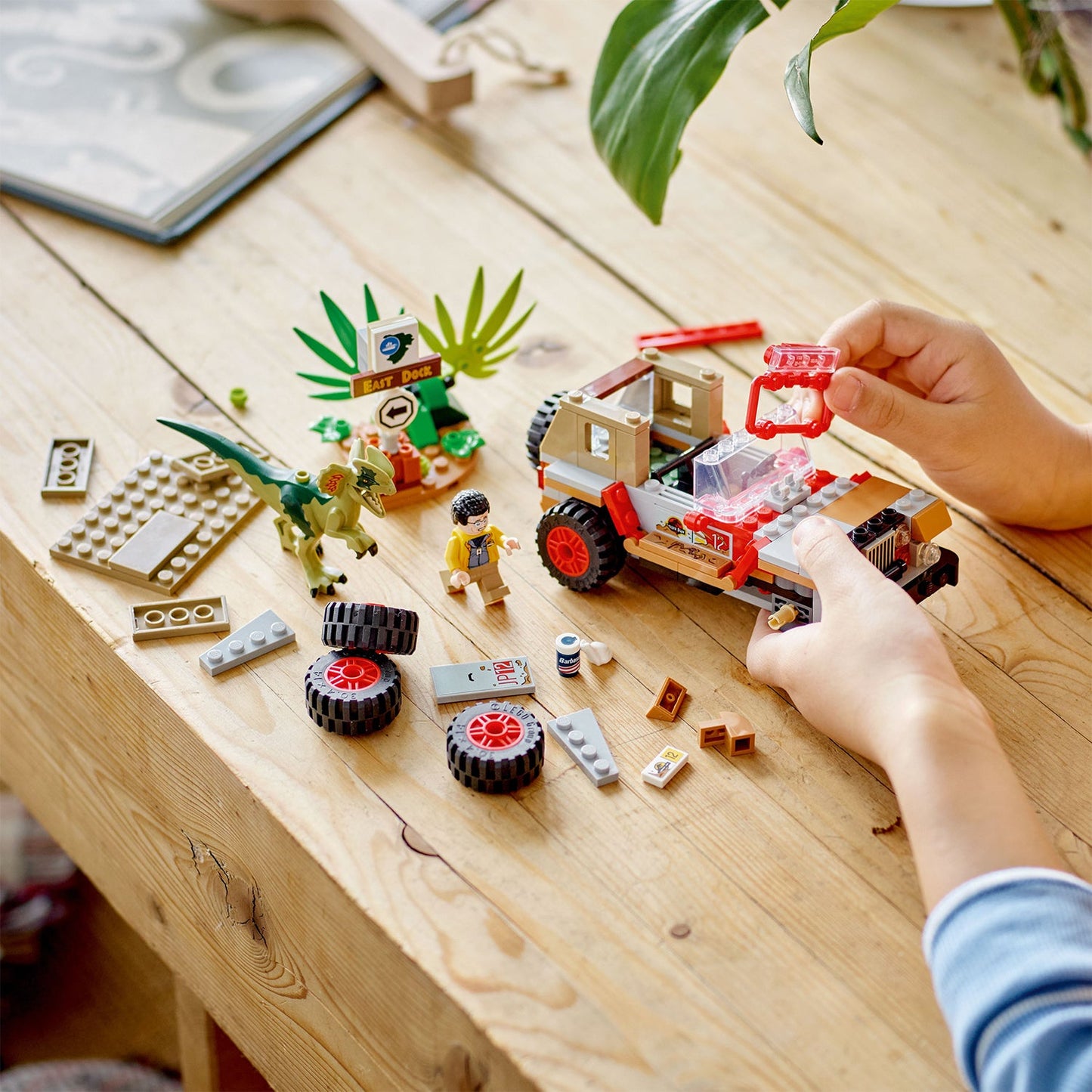 LEGO® Jurassic Park Dilophosaurus Ambush - Đồ Chơi Lắp Ráp Xe Jeep Và Khủng Long - LEGO 76958 - Góc nhìn khác 3