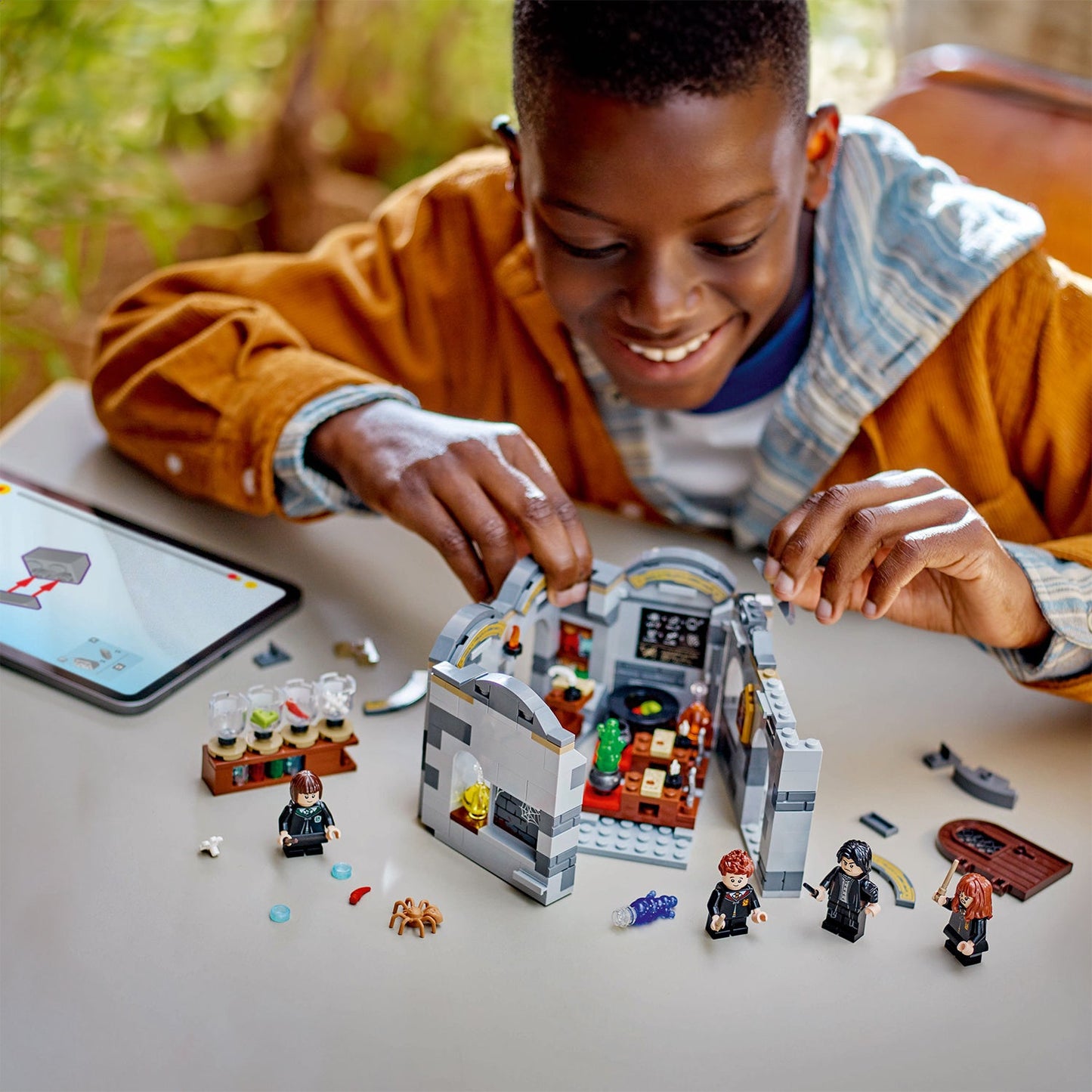 LEGO® Harry Potter™ Hogwarts™ Castle: Potions Class - Đồ Chơi Lắp Ráp Lớp Học Độc Dược LEGO 76431 - Góc nhìn khác 3