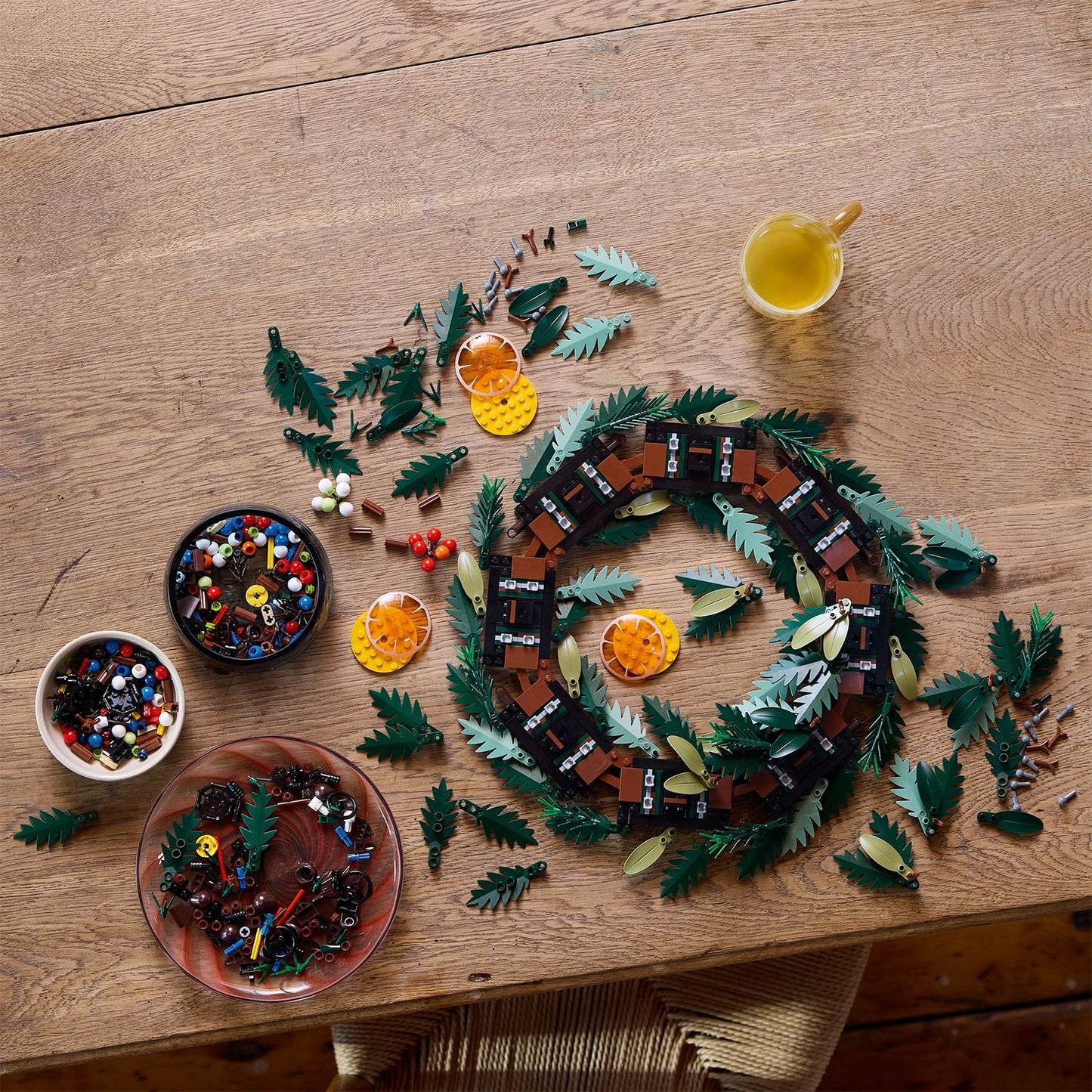LEGO® ICONS™ Wreath - Bộ Lắp Ráp Vòng Hoa Trang Trí 10340 - LEGO Icons - Hình ảnh bổ sung 4