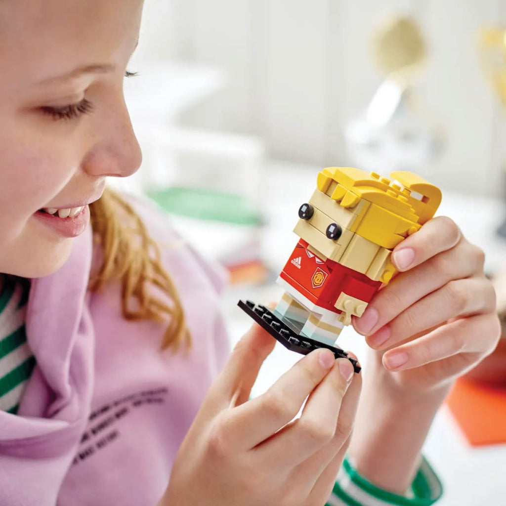 LEGO® BrickHeadz™ Manchester United Go Brick Me - Mô hình lắp ráp tùy chỉnh Quỷ Đỏ - LEGO 40541 - Góc nhìn khác 3