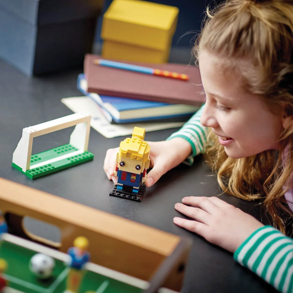LEGO® BrickHeadz™ FC Barcelona Go Brick Me - Mô Hình Lắp Ráp Cầu Thủ Barca Tùy Chỉnh LEGO 40542 - Góc nhìn khác 3
