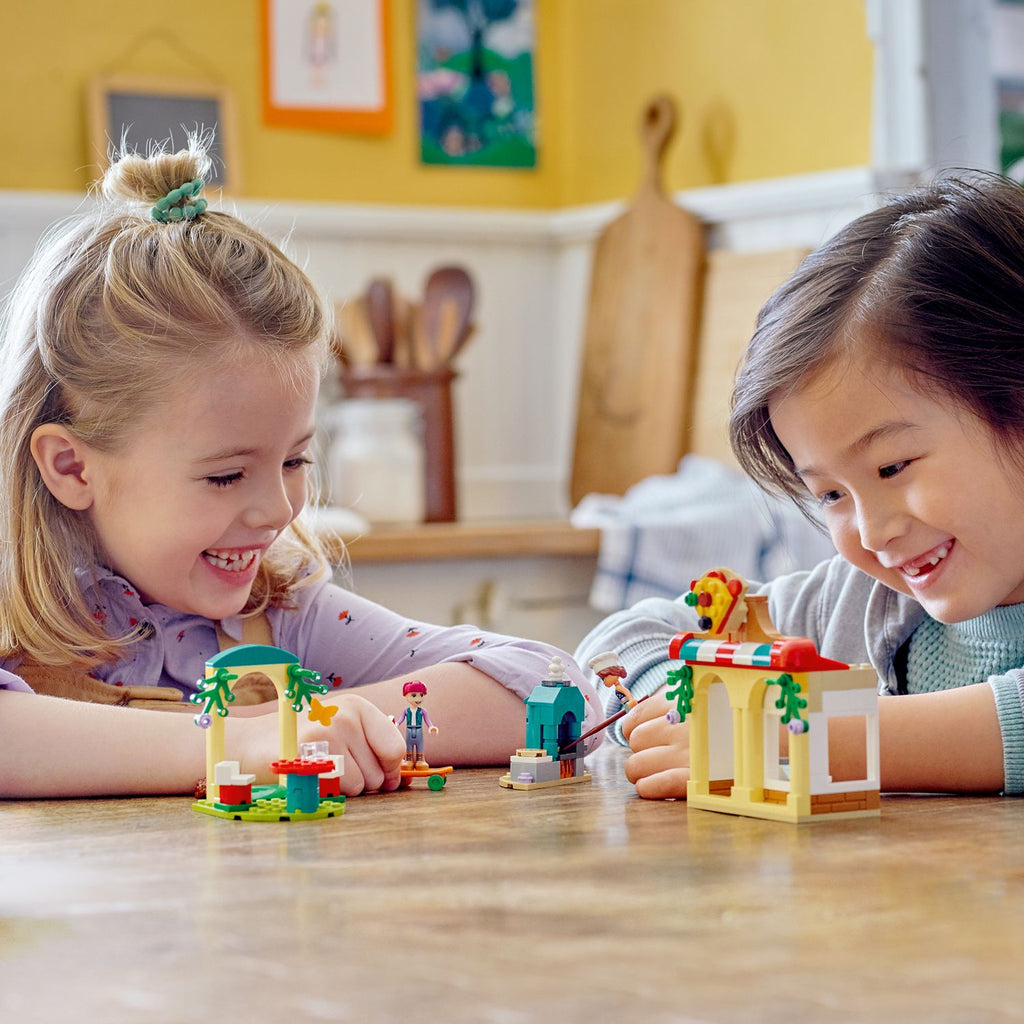 LEGO® Friends™ Heartlake City Pizzeria - Đồ chơi lắp ráp Tiệm Pizza LEGO 41705 - Góc nhìn khác 3