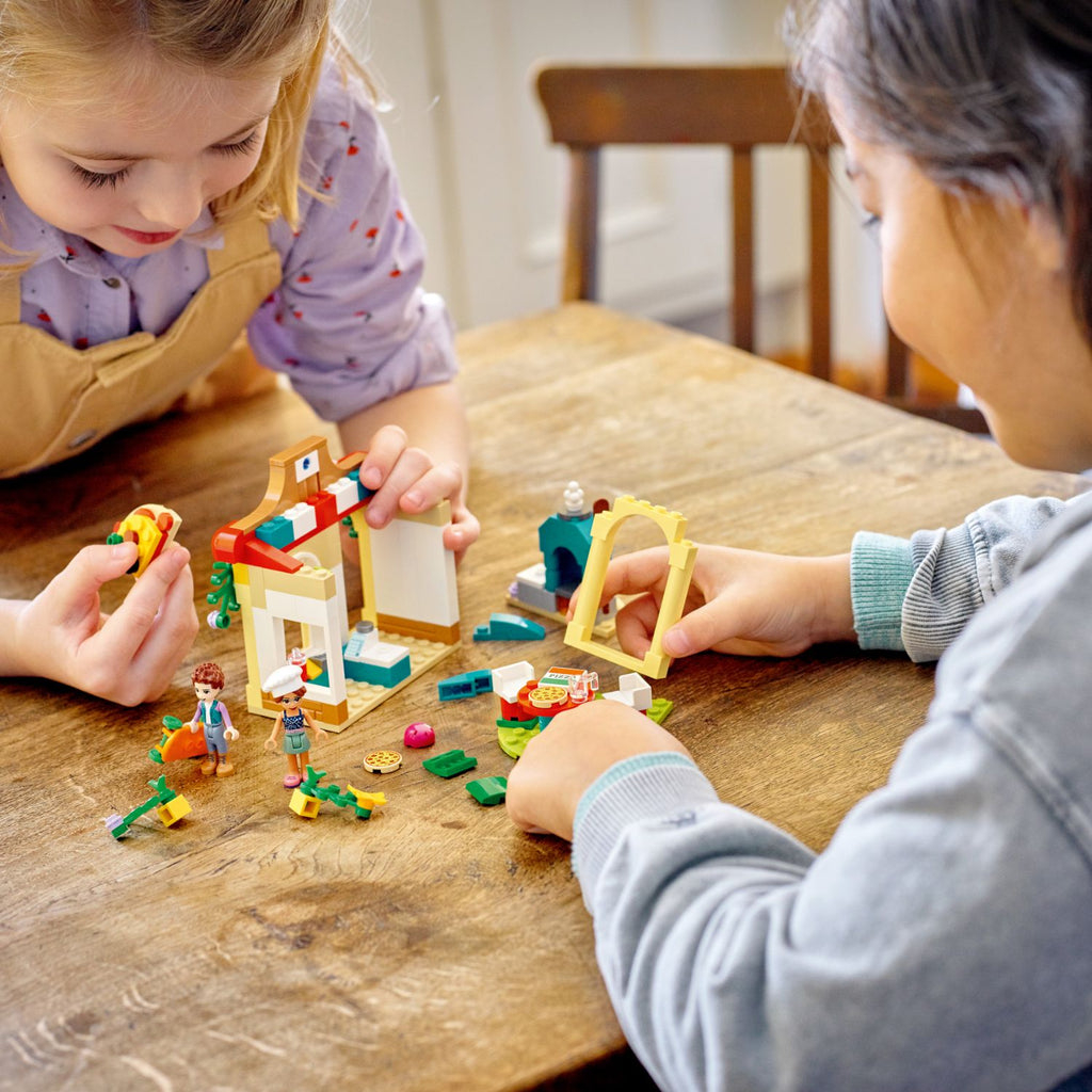 LEGO® Friends™ Heartlake City Pizzeria - Đồ chơi lắp ráp Tiệm Pizza LEGO 41705 - Hình ảnh bổ sung 4
