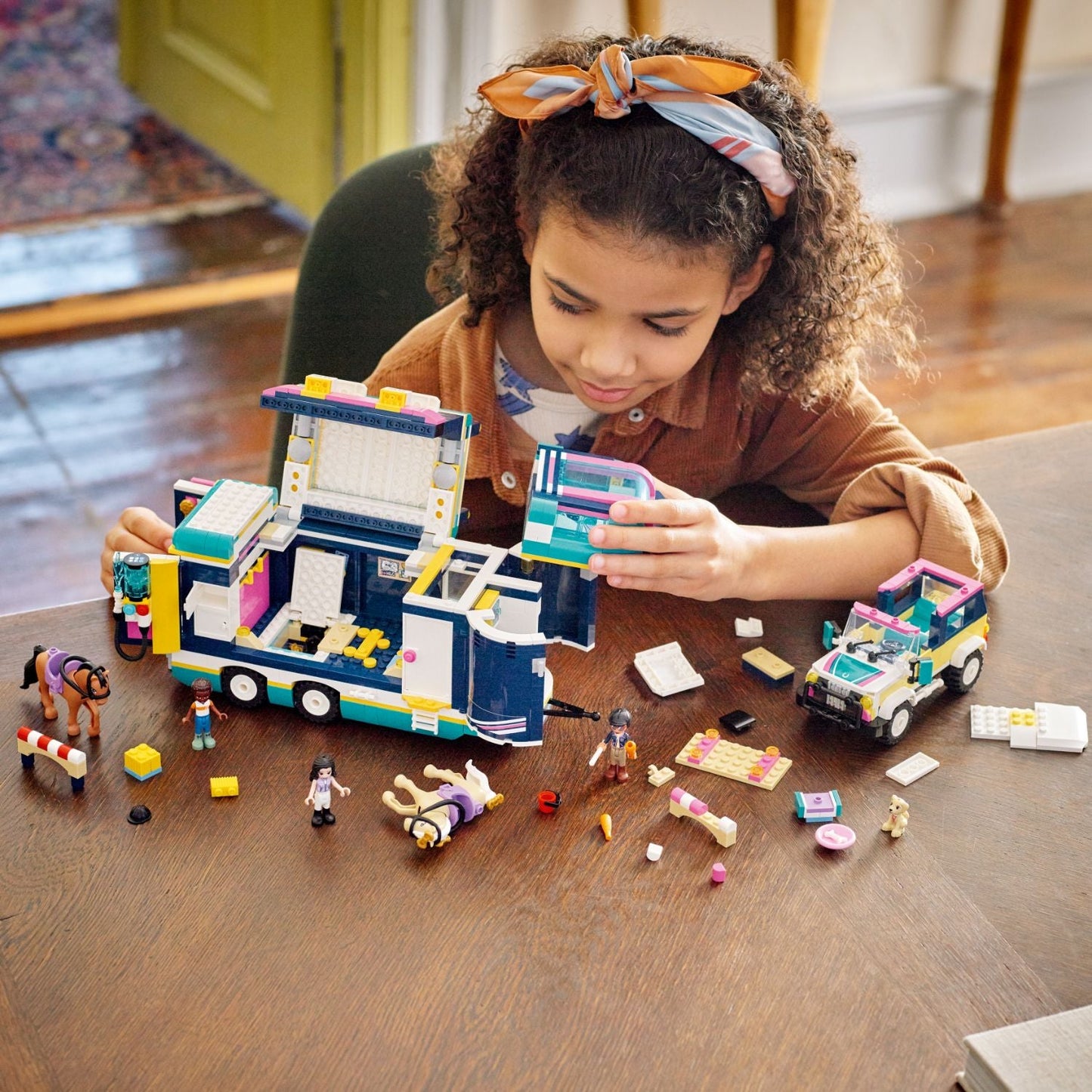LEGO® Friends™ Horse Show Trailer - Xe Kéo Ngựa Và SUV Hiện Đại - LEGO 41722 - Góc nhìn khác 3