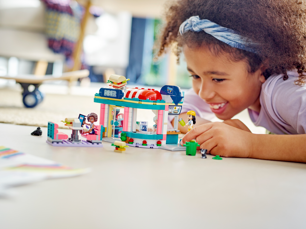 LEGO® Friends™ Heartlake Downtown Diner - Bộ Đồ Chơi Lắp Ráp Nhà Hàng LEGO 41728 - Hình ảnh bổ sung 7