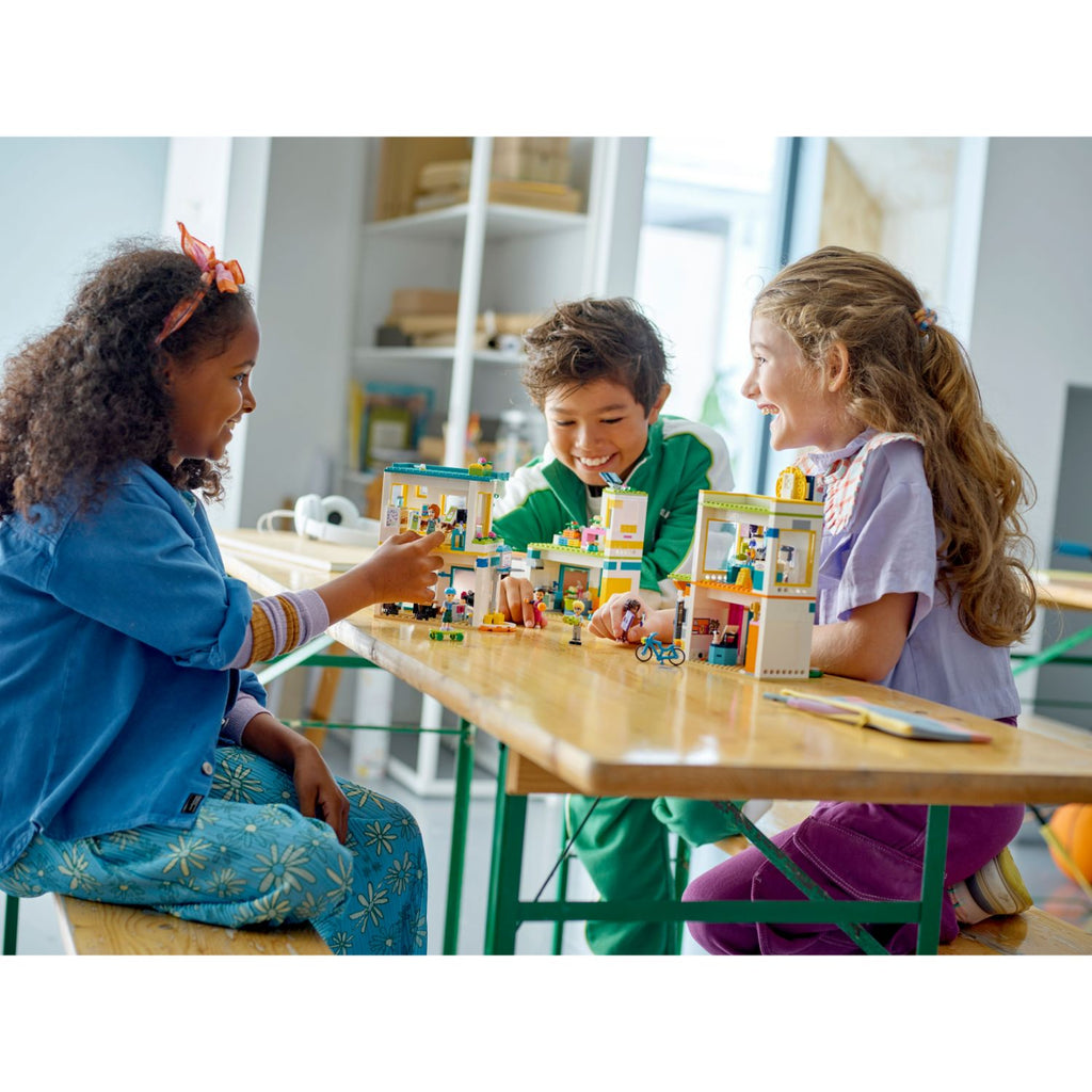 LEGO® Friends™ Heartlake International School - Đồ Chơi Lắp Ráp Trường Học Quốc Tế - LEGO 41731 - Hình ảnh bổ sung 4