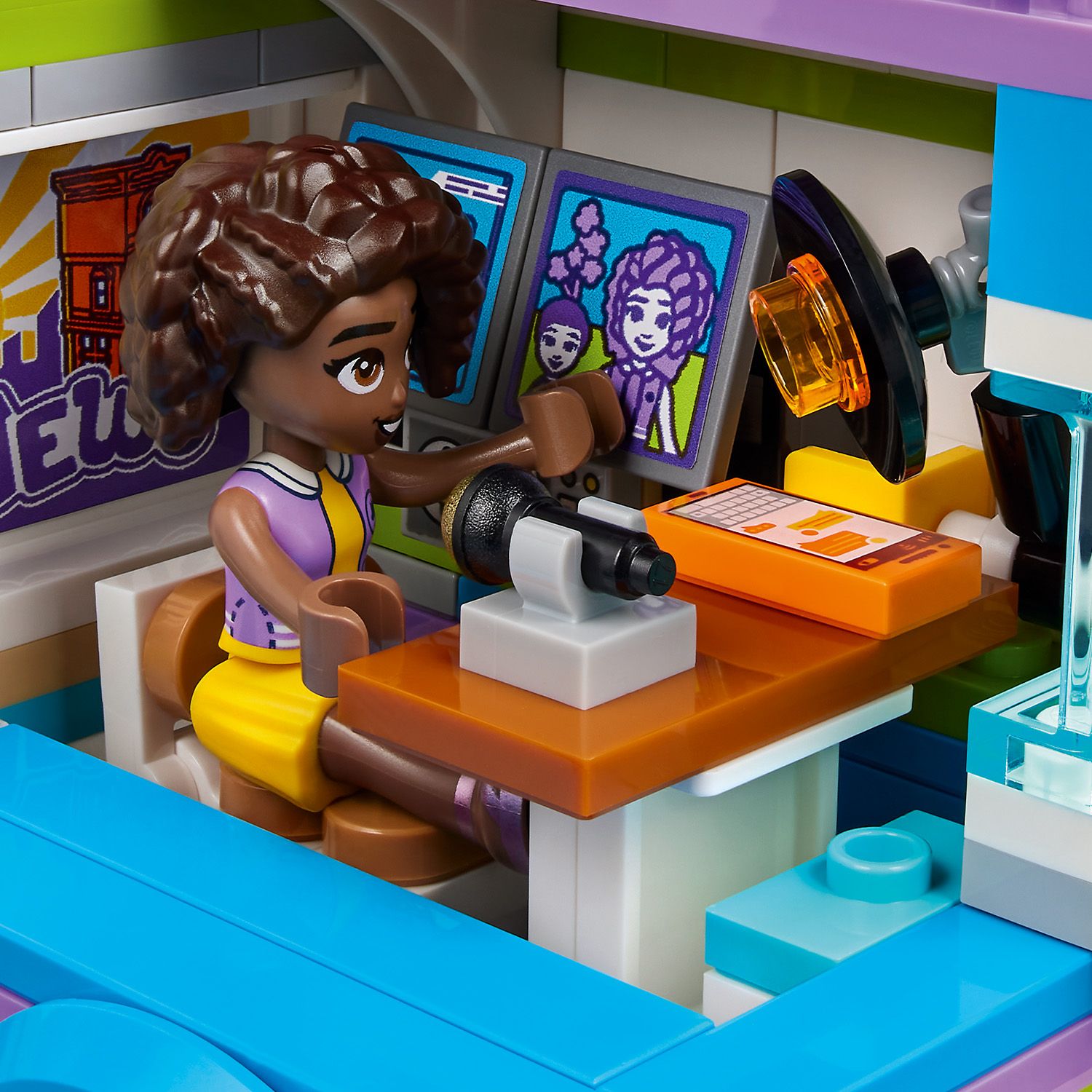 LEGO® Friends™ Newsroom Van - Bộ Đồ Chơi Xe Tin Tức - 41749 - Hình ảnh bổ sung 8