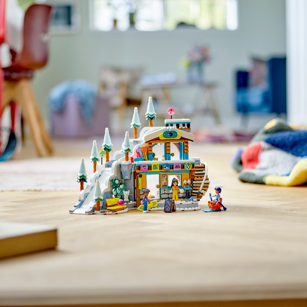 LEGO® Friends™ Holiday Ski Slope and Café - Bộ Lắp Ráp Dốc Trượt Tuyết Và Quán Cà Phê - LEGO 41756 - Hình ảnh bổ sung 8