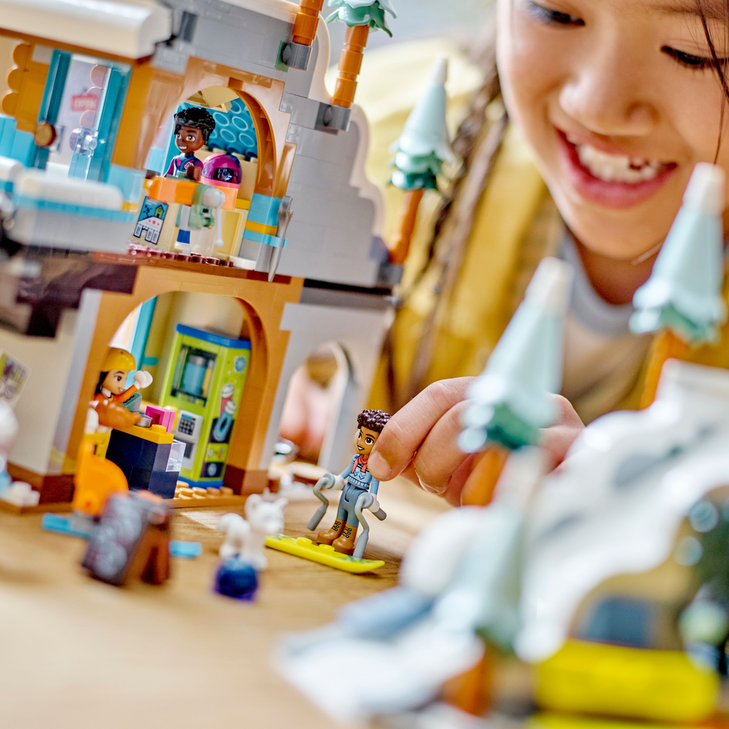 LEGO® Friends™ Holiday Ski Slope and Café - Bộ Lắp Ráp Dốc Trượt Tuyết Và Quán Cà Phê - LEGO 41756 - Hình ảnh bổ sung 5