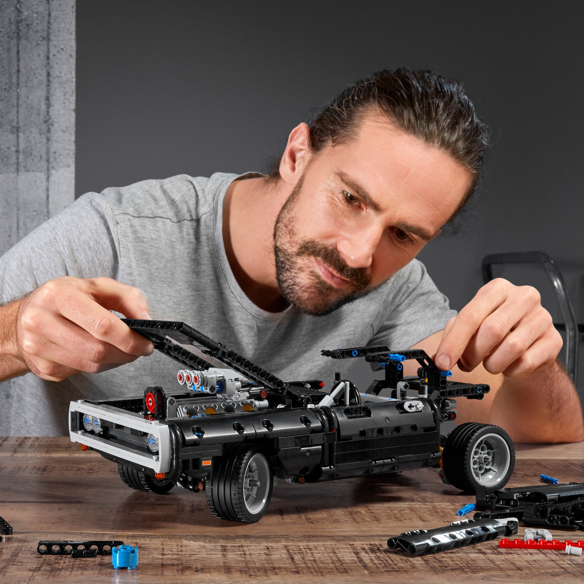 LEGO® Technic™ Doms Dodge Charger - Mô Hình Xe Đua Fast & Furious 42111 - LEGO - Hình ảnh bổ sung 4