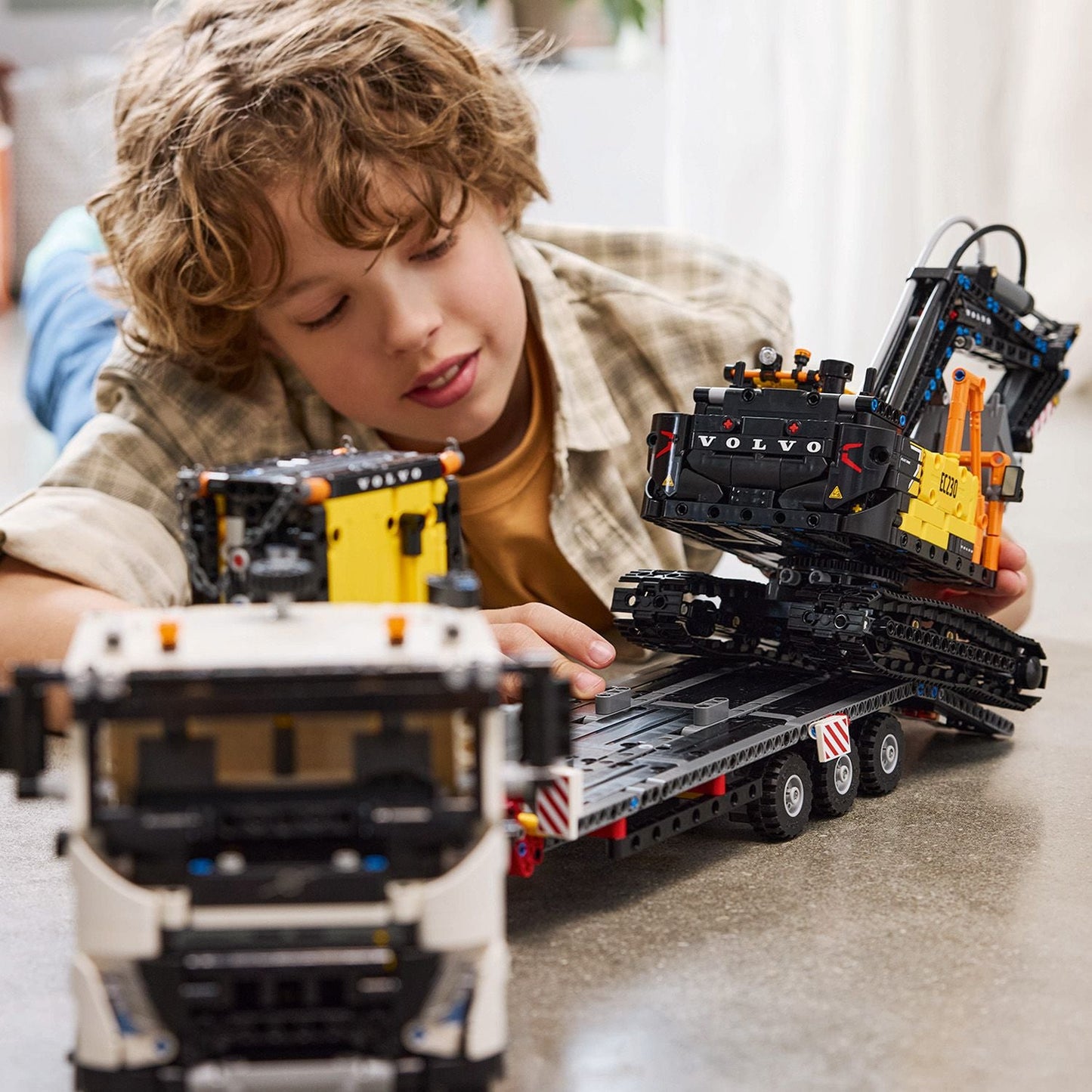 LEGO® Technic™ Volvo FMX Truck & EC230 Electric Excavator - Bộ Đồ Chơi Lắp Ráp Xe Tải & Máy Xúc Volvo 42175 - Hình ảnh bổ sung 6