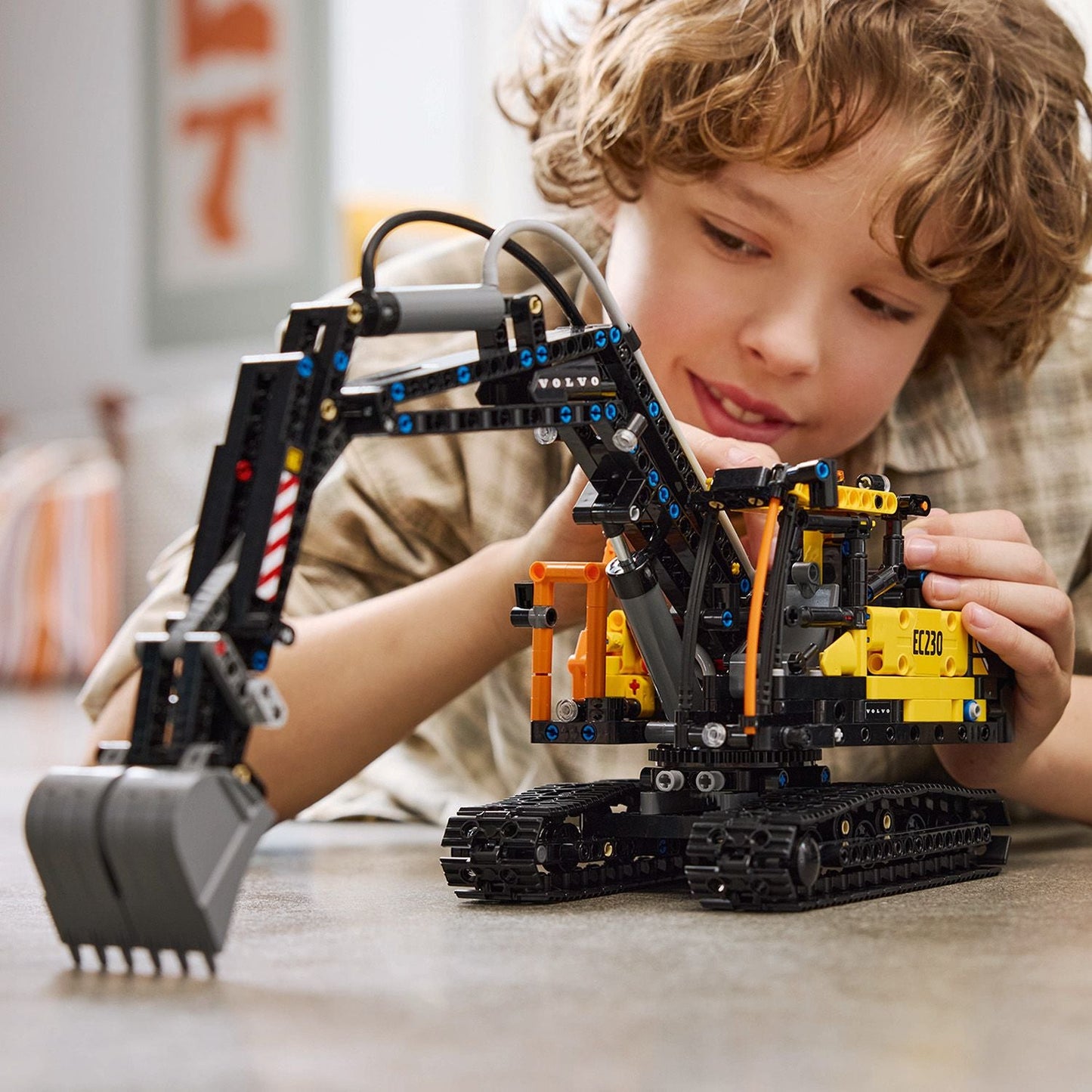 LEGO® Technic™ Volvo FMX Truck & EC230 Electric Excavator - Bộ Đồ Chơi Lắp Ráp Xe Tải & Máy Xúc Volvo 42175 LEGO - ảnh 3 - LE
