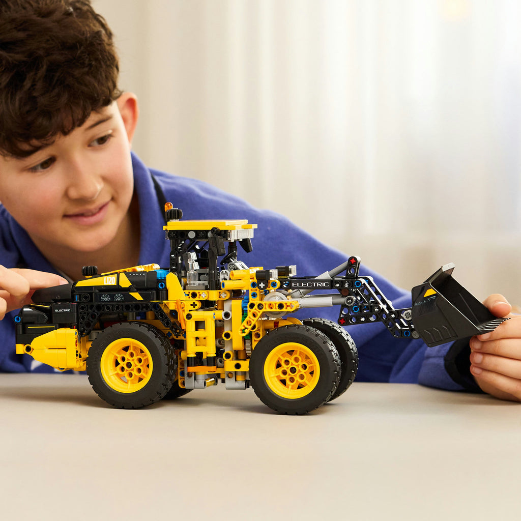 LEGO® Technic Volvo L120 Electric Wheel Loader - Mô hình xe xúc lật điện Volvo - LEGO 42209 - Góc nhìn khác 3