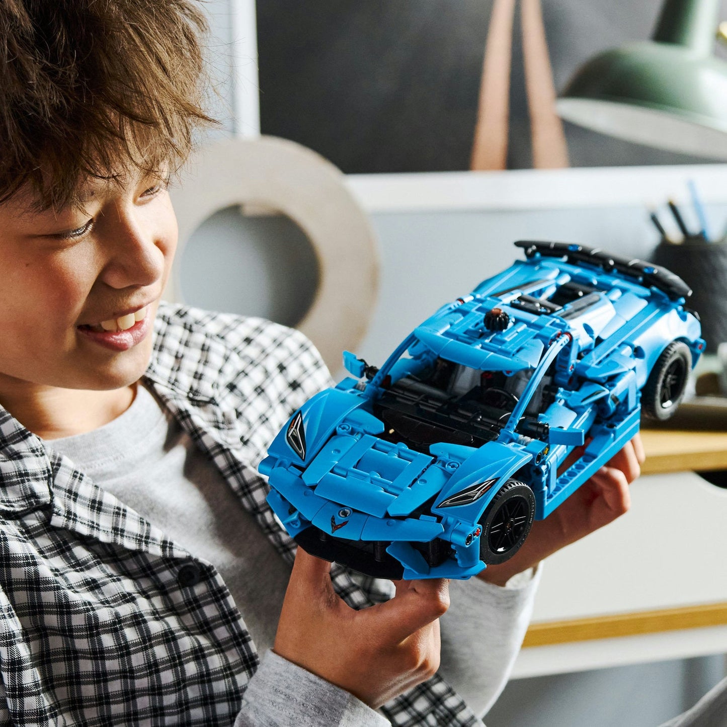LEGO® Technic Chevrolet Corvette Stingray Blue - Mô hình Lắp ráp Xe hơi - LEGO 42217 - Góc nhìn khác 3