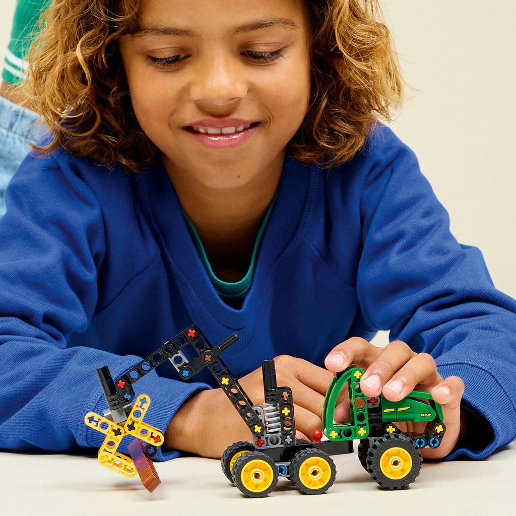 LEGO® Technic John Deere 1470H Wheeled Harvester (42218) Đồ Chơi Lắp Ráp Xe Thu Hoạch Gỗ - Góc nhìn khác 3