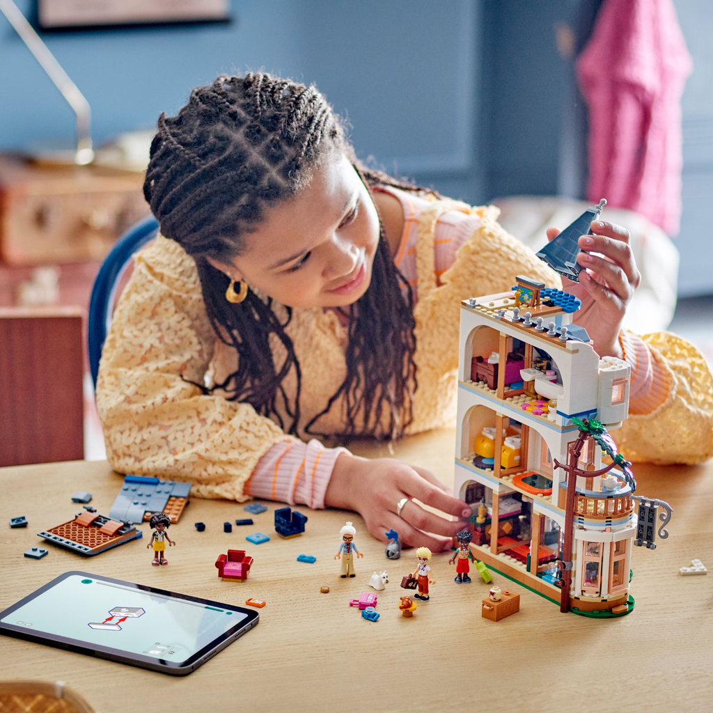 LEGO® Friends™ Castle Bed and Breakfast - Mô Hình Khách Sạn Lâu Đài (42638) - Góc nhìn khác 3