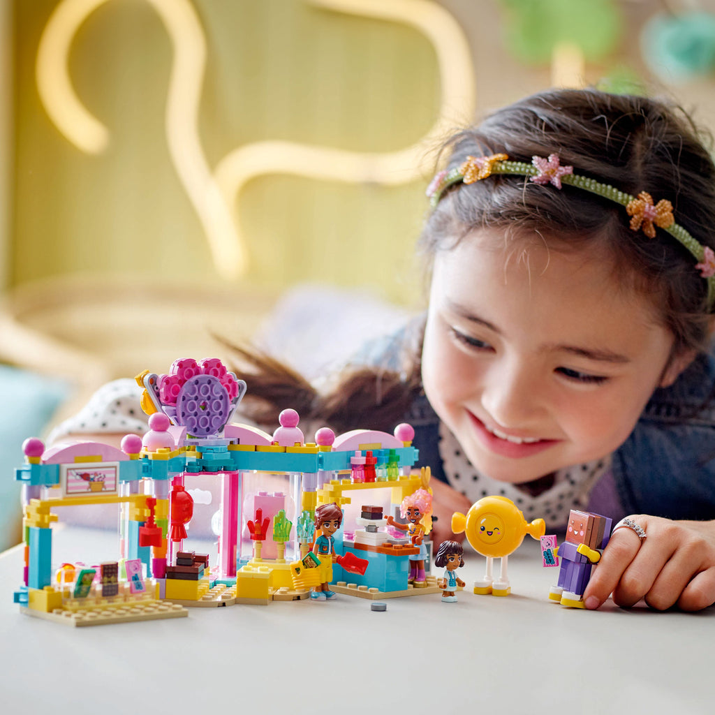 LEGO® Friends™ Heartlake City Candy Store - Đồ Chơi Lắp Ráp Tiệm Kẹo Thành Phố Heartlake - LEGO 42649 - Góc nhìn khác 3