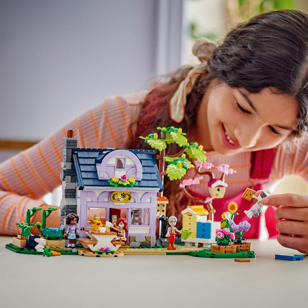 LEGO® Friends™ Beekeepers' House and Flower Garden - Bộ Lắp Ráp Ngôi Nhà Người Nuôi Ong LEGO 42669 - Góc nhìn khác 3
