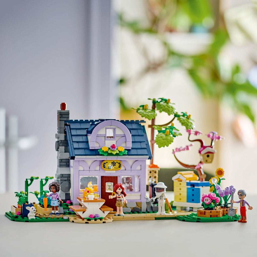 LEGO® Friends™ Beekeepers' House and Flower Garden - Bộ Lắp Ráp Ngôi Nhà Người Nuôi Ong LEGO 42669 - Hình ảnh bổ sung 5