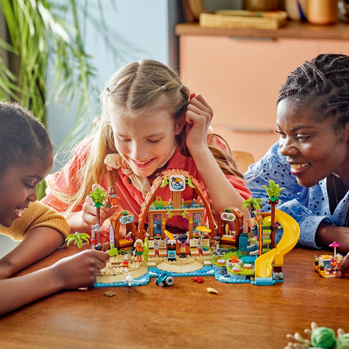 LEGO® Friends™ Family Vacation Beach Resort - Đồ Chơi Lắp Ráp Khu Nghỉ Dưỡng Bãi Biển - LEGO 42673 - Góc nhìn khác 3