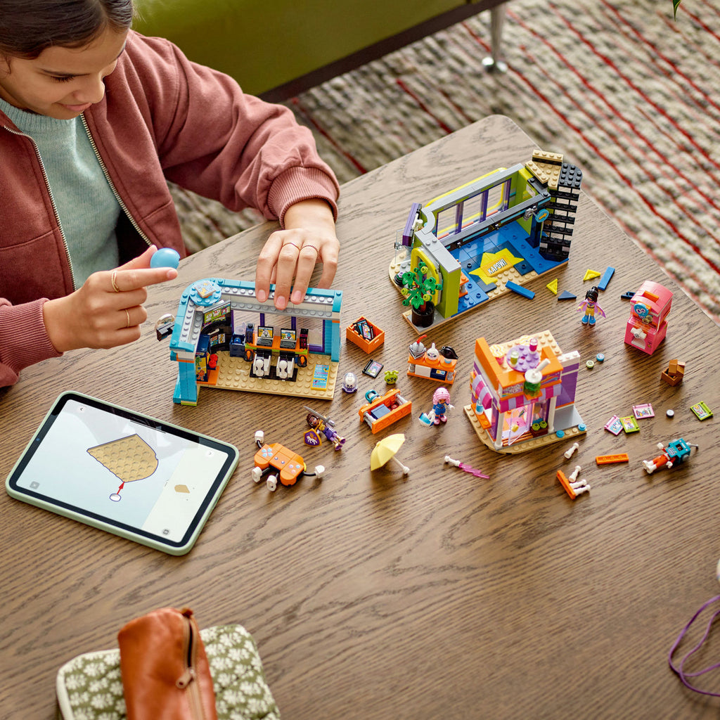 LEGO® Friends™ Comic Book and Game Store - Đồ chơi lắp ráp Cửa hàng truyện tranh và Trò chơi - LEGO 42674 - Hình ảnh bổ sung 4