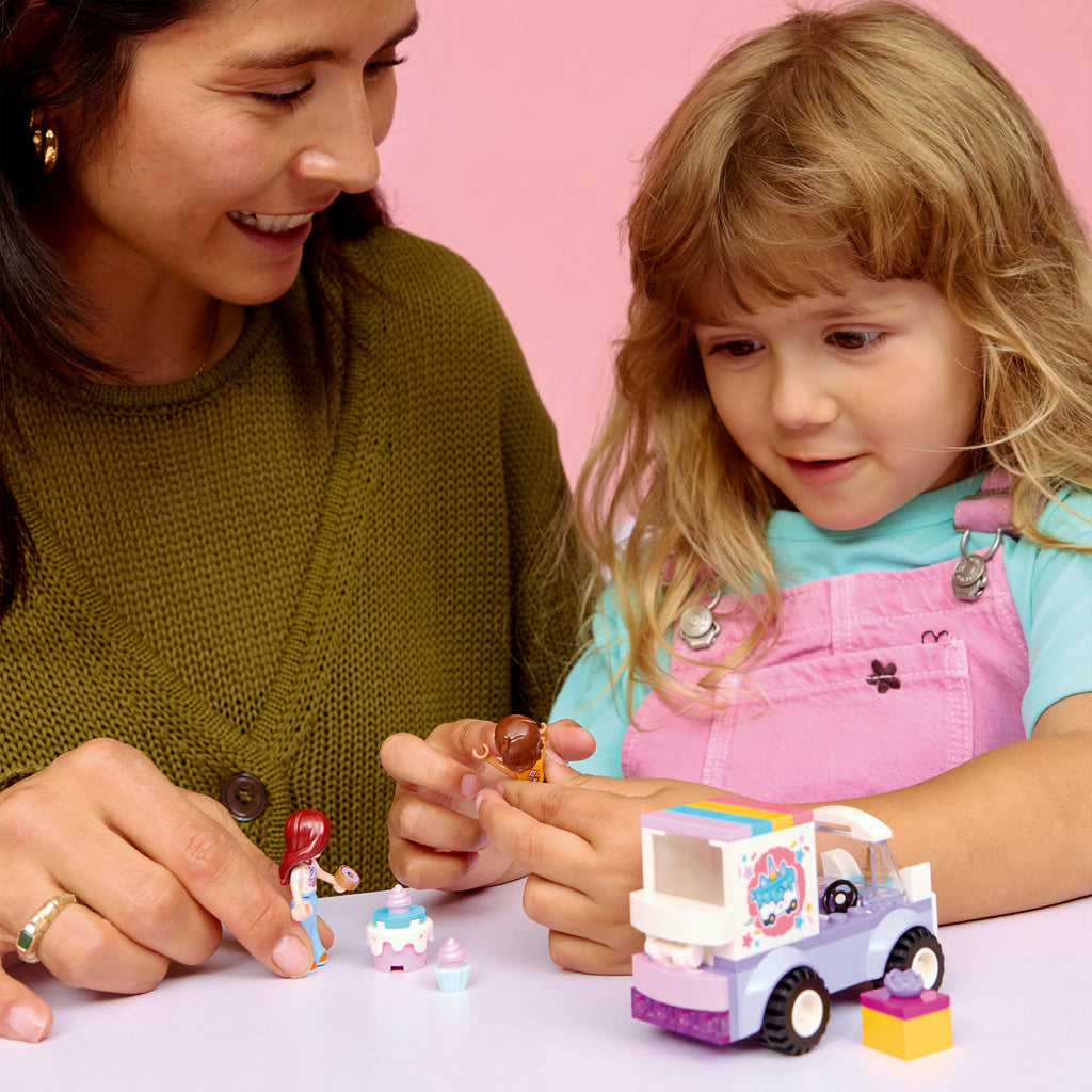 LEGO® Friends Unicorn Cake Delivery Car - Xe Giao Bánh Kỳ Lân Đồ Chơi Lắp Ráp LEGO Friends 42675 - Góc nhìn khác 3
