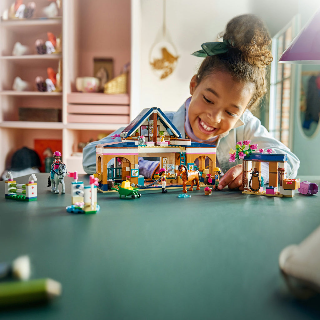 LEGO® Friends Horse Stable and Riding Academy - Đồ chơi lắp ráp Học viện cưỡi ngựa và chuồng ngựa - LEGO 42688 - Góc nhìn khác 3