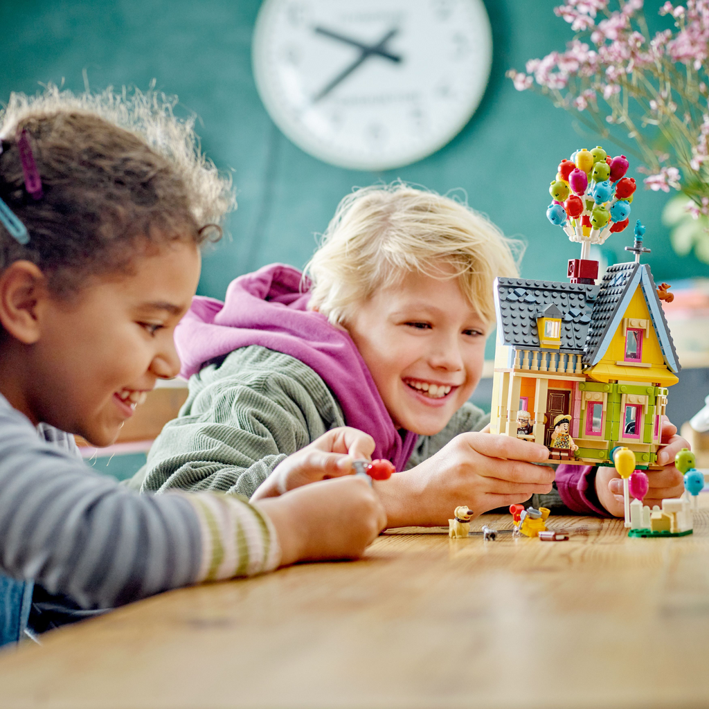 LEGO® Disney™ 'Up' House - Đồ chơi lắp ráp Ngôi nhà bóng bay Disney Pixar 43217 LEGO - ảnh 2 - LEGO Sets