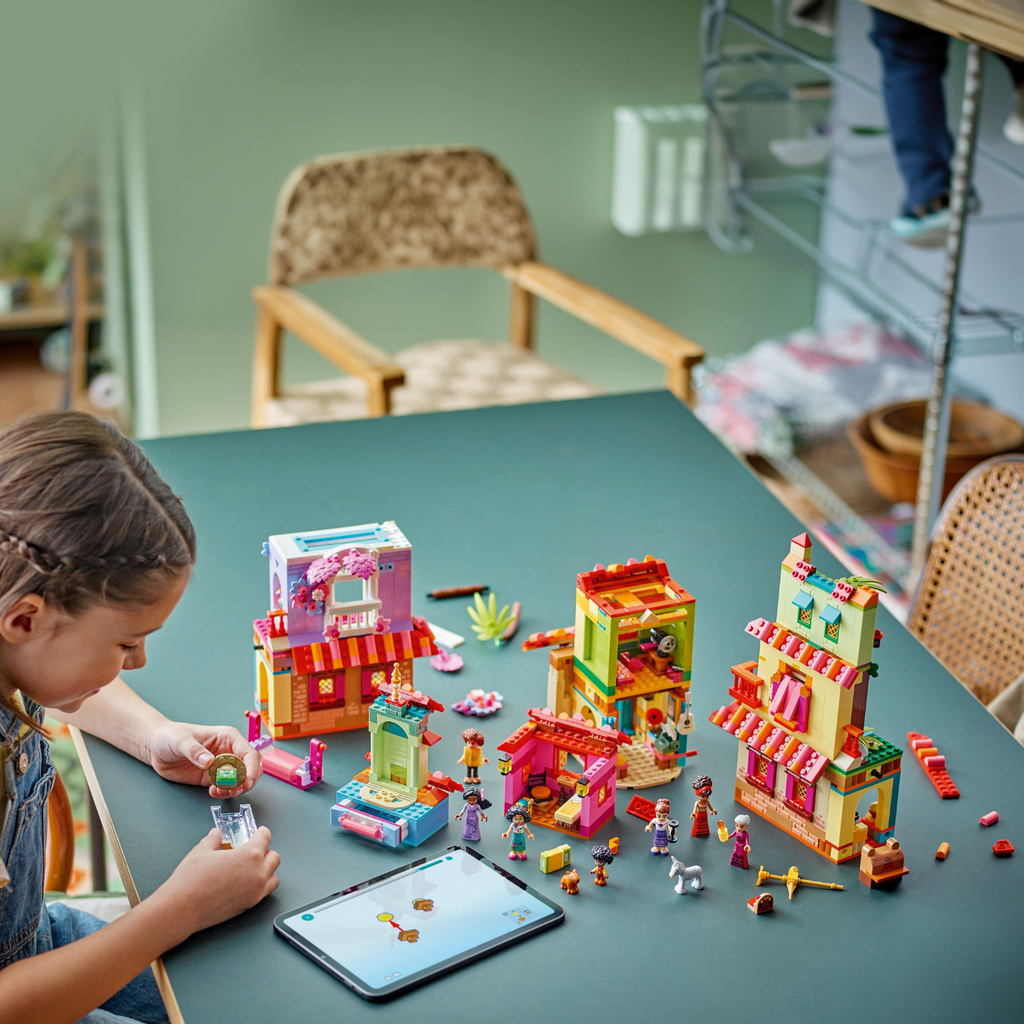 LEGO® Disney™ The Magical Madrigal House - Ngôi Nhà Phép Thuật Gia Đình Madrigal (Encanto) - LEGO 43245 - Góc nhìn khác 3