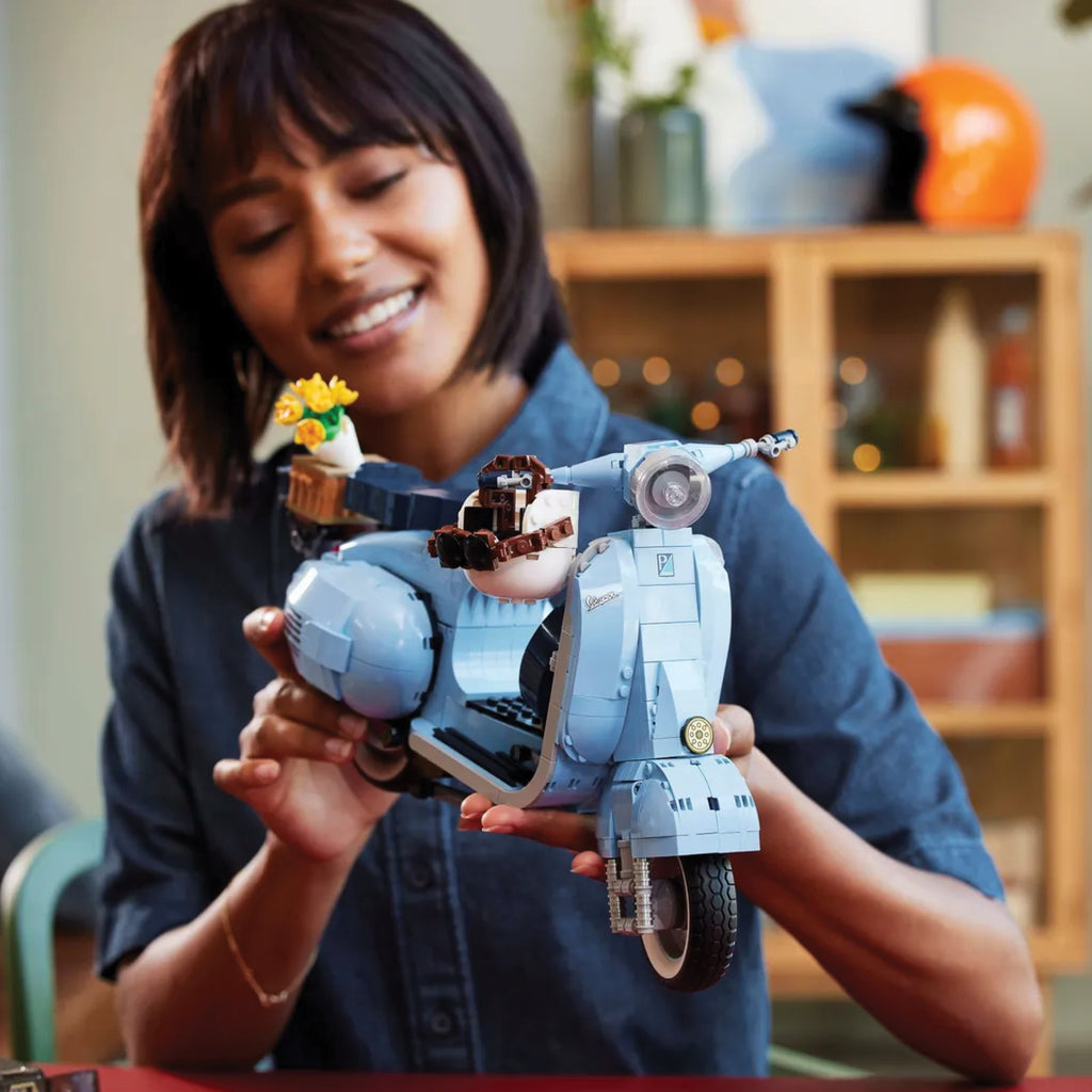 LEGO® Creator Expert Vespa 125 - Mô hình xe máy cổ điển Ý - LEGO 10298 - Góc nhìn khác 3