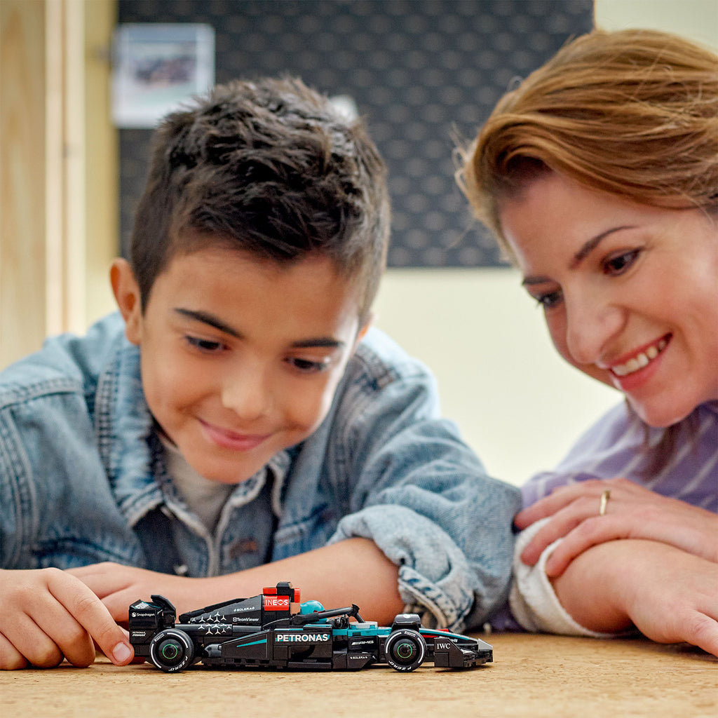 LEGO® Speed Champions Mercedes-AMG F1® W15 Race Car - Mô Hình Xe Đua Đồ Chơi Lắp Ráp LEGO 77244 - Góc nhìn khác 3