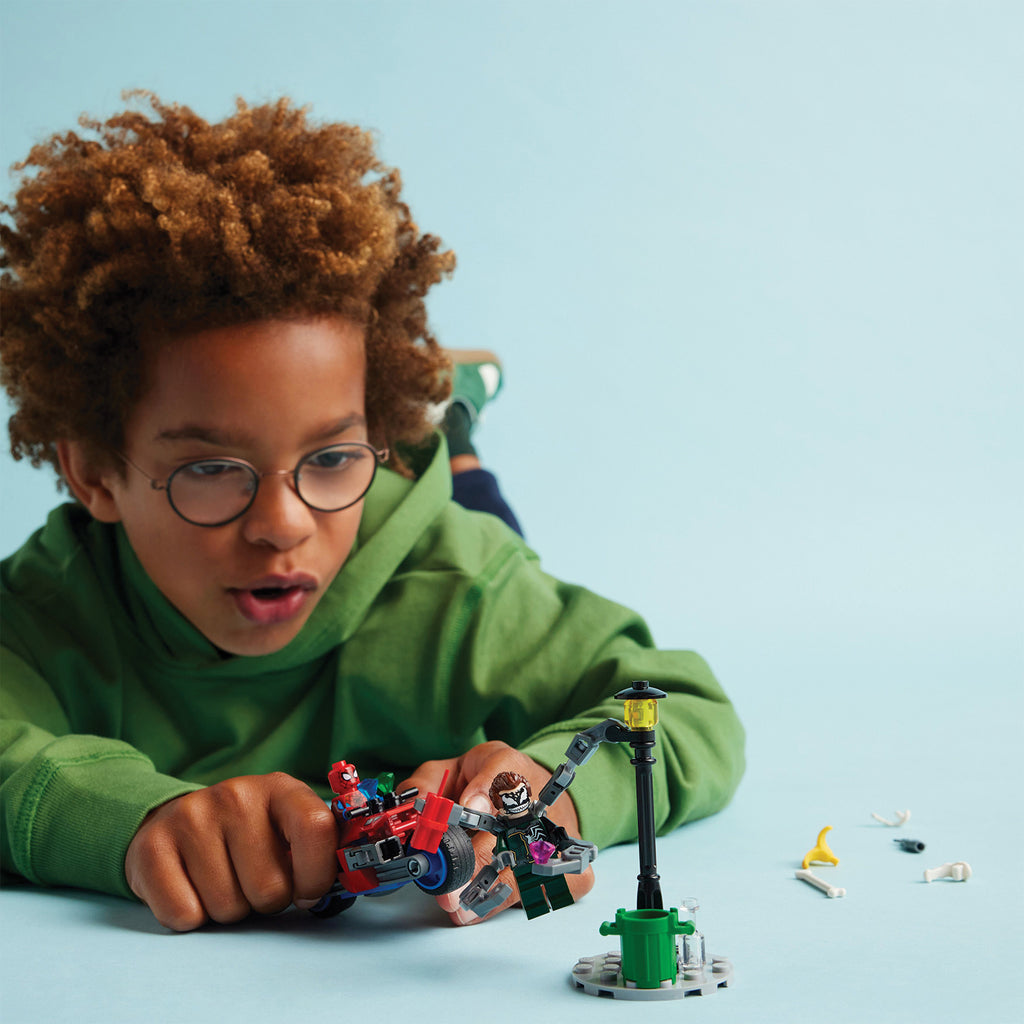 LEGO® Marvel Motorcycle Chase: Spider-Man vs. Doc Ock - Đồ Chơi Lắp Ráp Xe Mô Tô Siêu Anh Hùng LEGO 76275 - Hình ảnh bổ sung 4