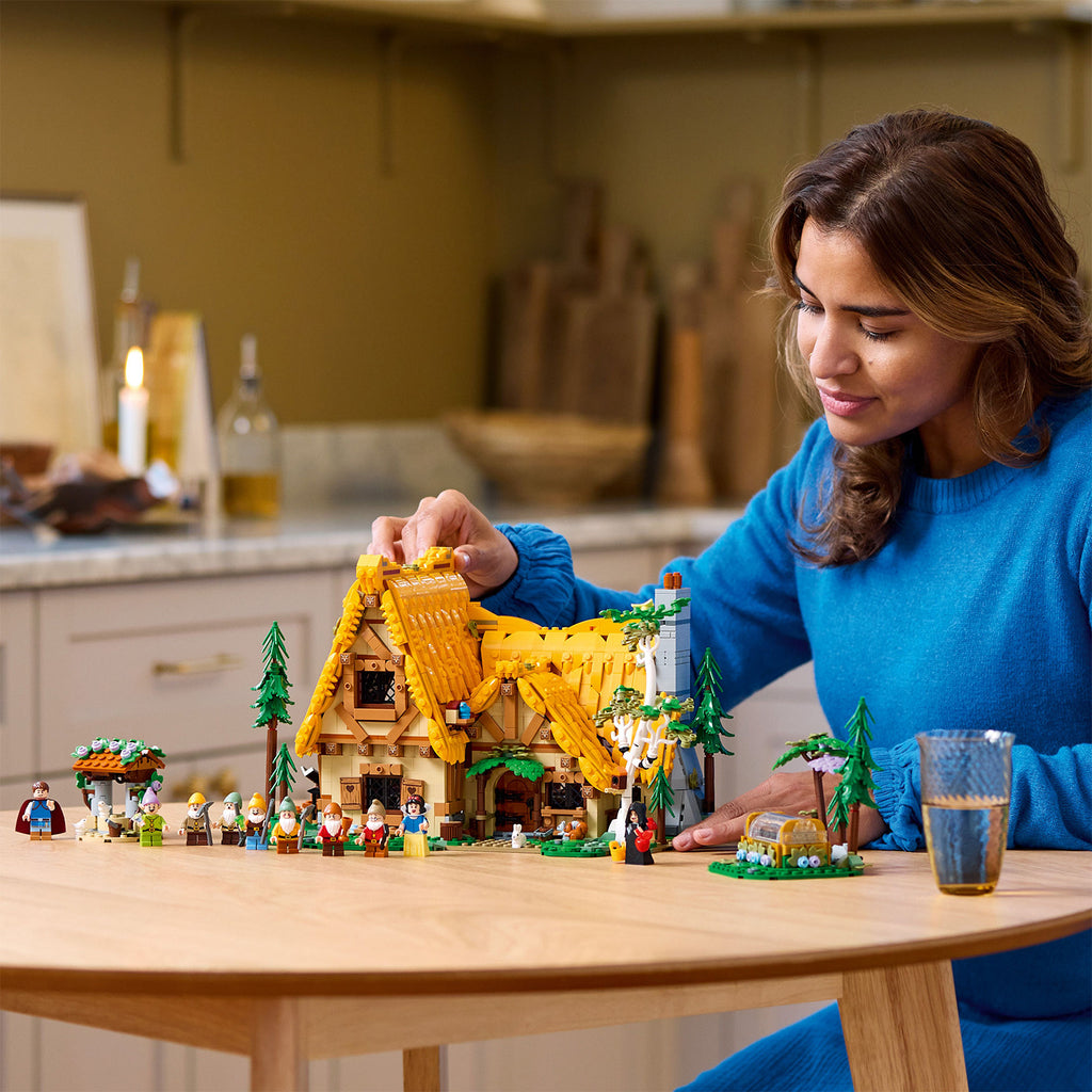 LEGO® Disney™ Snow White and the Seven Dwarfs Cottage Mô hình Ngôi nhà của Bảy Chú Lùn LEGO (43242) - Hình ảnh bổ sung 4