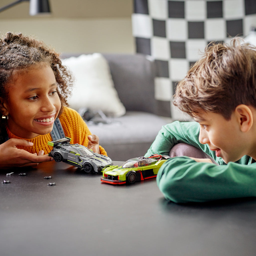 LEGO® Speed Champions Aston Martin Valkyrie AMR Pro and Aston Martin Vantage GT3 - Bộ đồ chơi lắp ráp siêu xe đua LEGO 76910 - Hình ảnh bổ sung 4