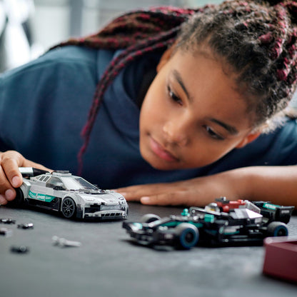 LEGO® Speed Champions Mercedes-AMG F1 W12 E Performance & Mercedes-AMG Project One - Bộ Lắp Ráp Xe Đua Siêu Xe Mercedes 76909 - Góc nhìn khác 3